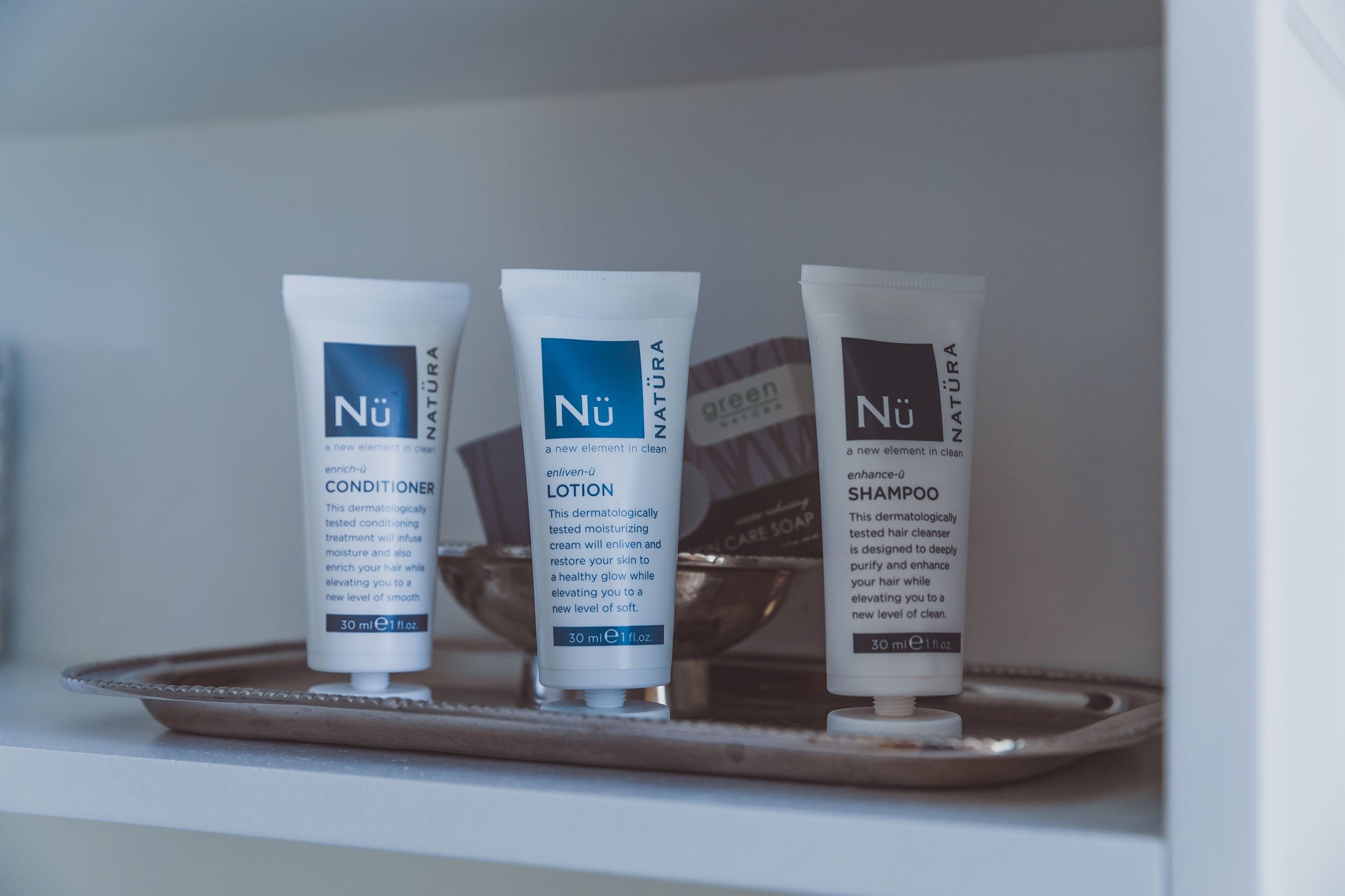 Parkview Hotel-guestroom-Guest Bath Amenities.jpg