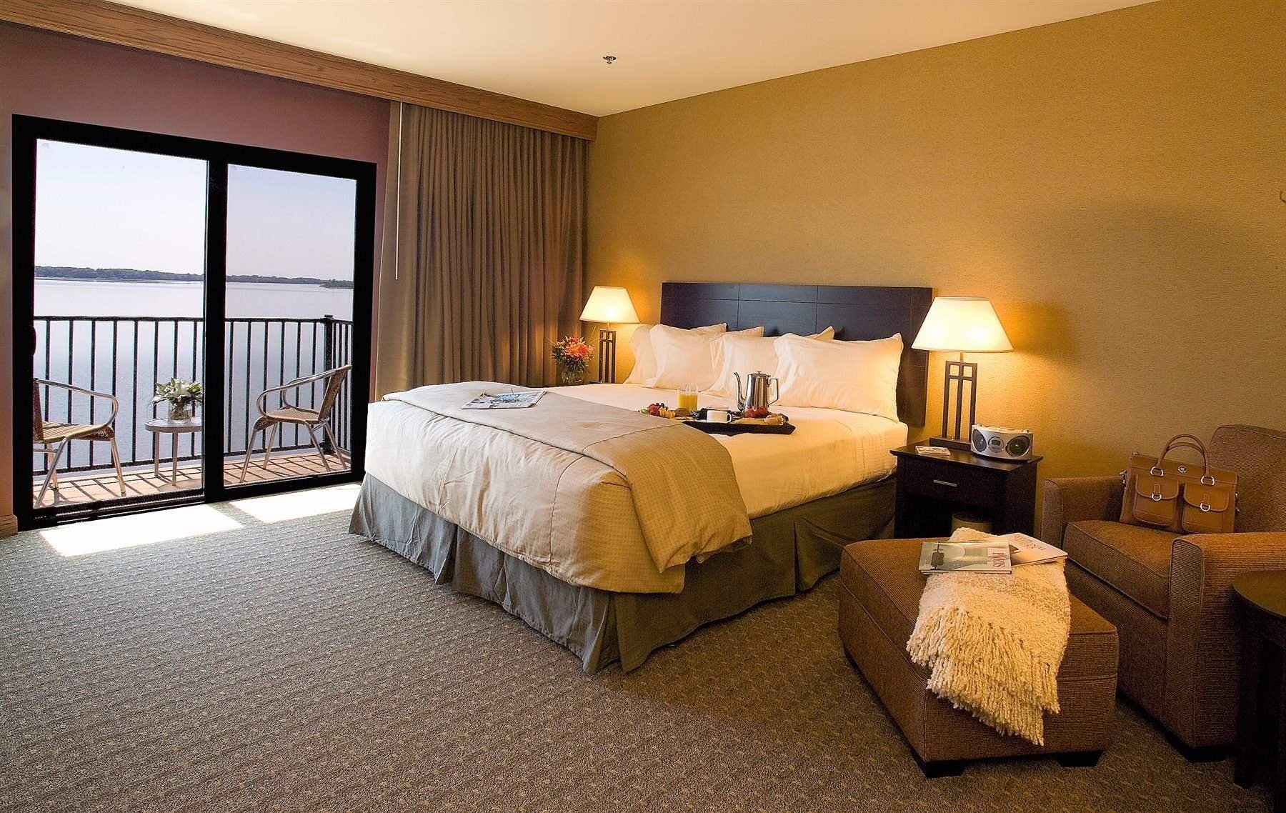 King's Pointe Waterpark Resort-guestroom-Family Suite King Lakeview.jpg