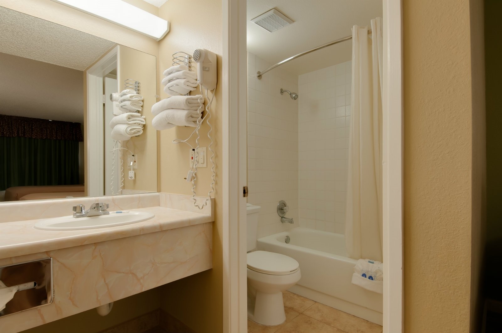 Vagabond Inn - Bakersfield (So-guestroom-Bakersfield South Bathroom.jpg