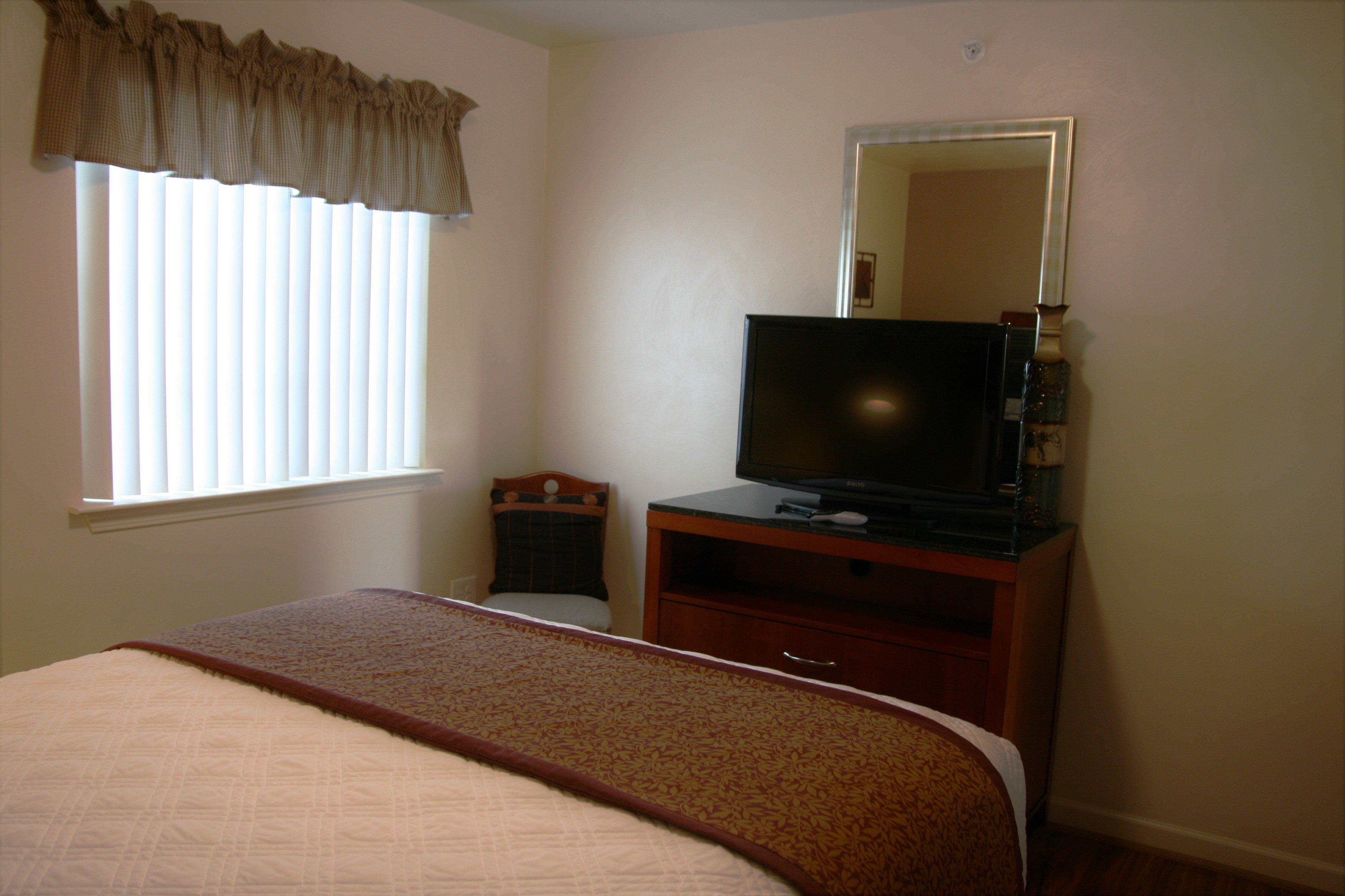 Affordable Suites Statesville-guestroom-Queen Suite.jpg