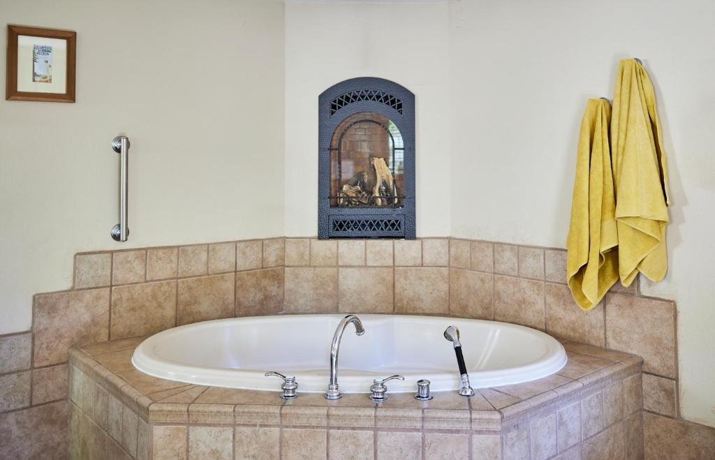Highlands Resort-guestroom-bathroom.jpg