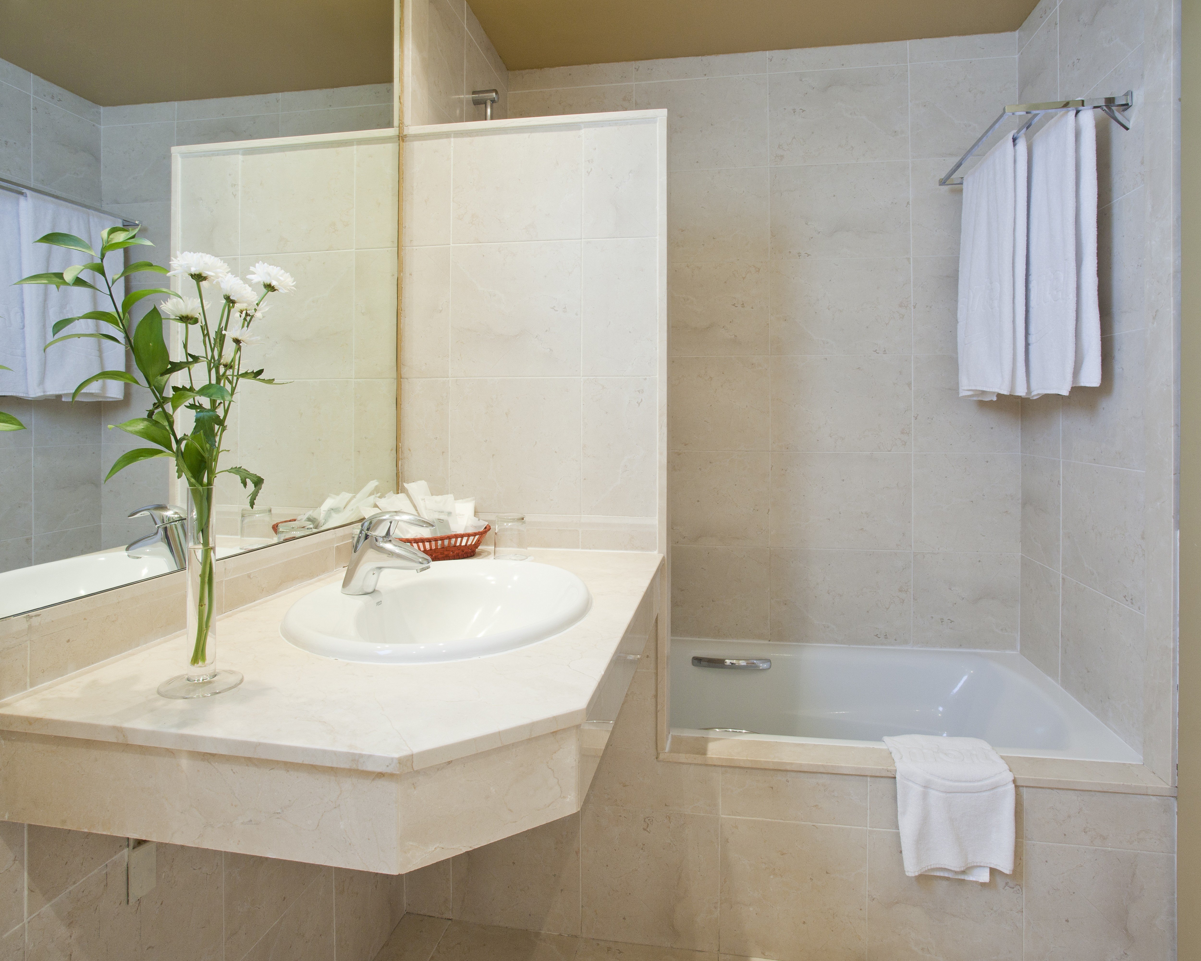 ILUNION FUENGIROLA-guestroom-Bathroom.jpg