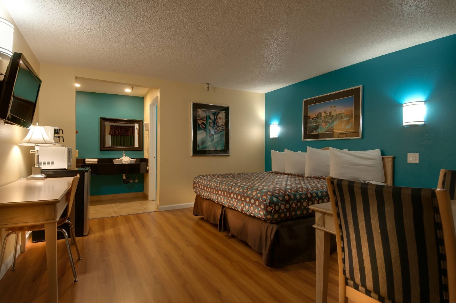 VAGABOND INN BAKERSFIELD NORTH-guestroom-Bakersfield North Premium King.jpg