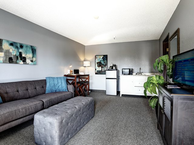 GreenTree Inn Prescott Valley-guestroom-King Suite Living Room.jpg