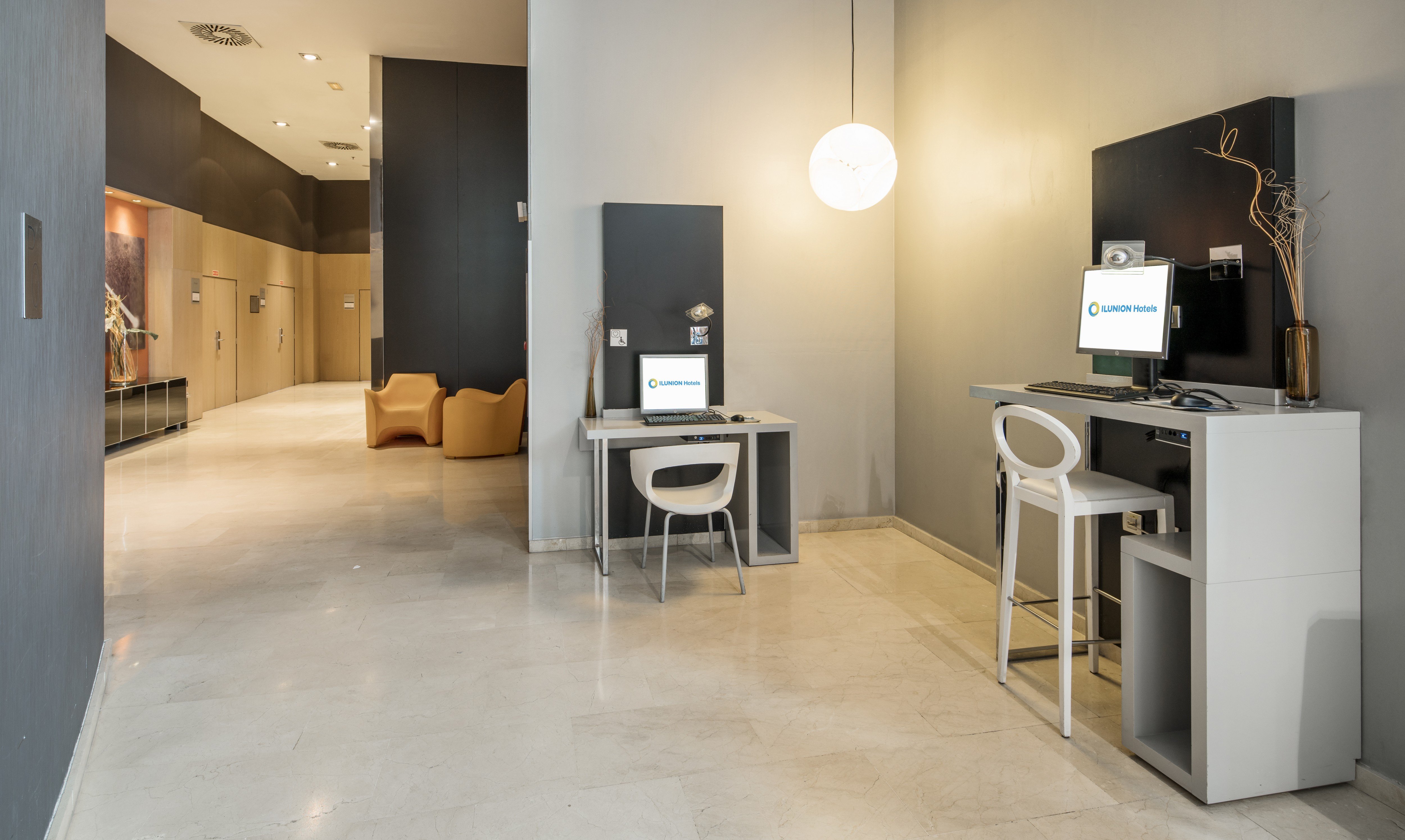 ILUNION AQUA 3-guestroom-Internet Corner.jpg