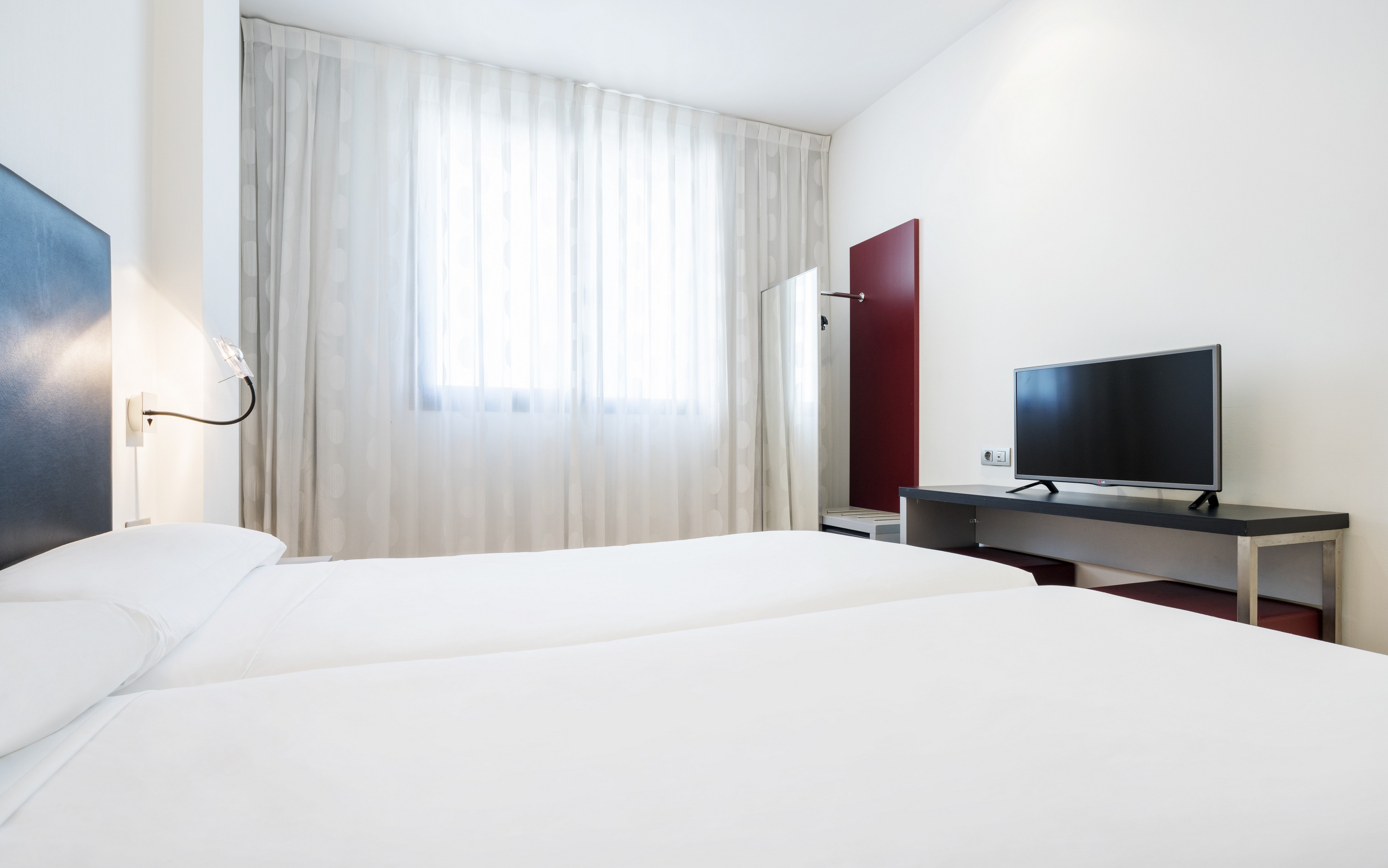 ILUNION AQUA 3-guestroom-Standard Twin Free Wifi.jpg