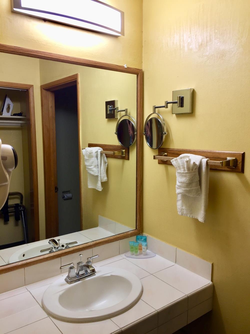 WESTERN HOLIDAY LODGE-guestroom-bathroom.jpg