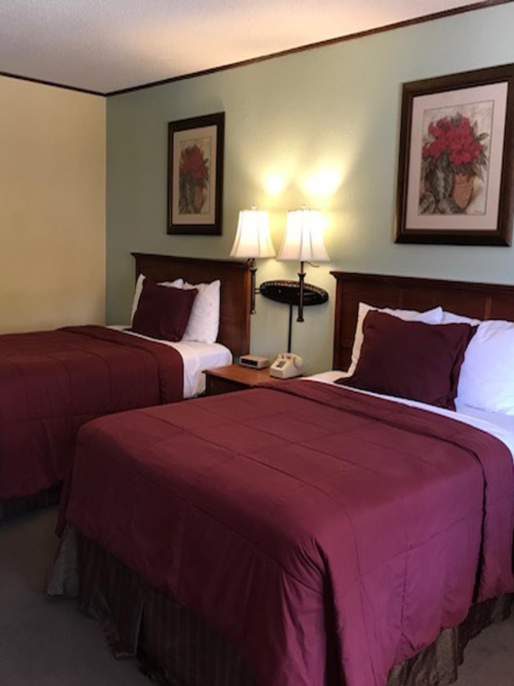 WESTERN HOLIDAY LODGE-guestroom-beds.jpg