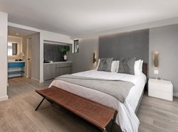  - La Jolla Cove Hotel & Suites