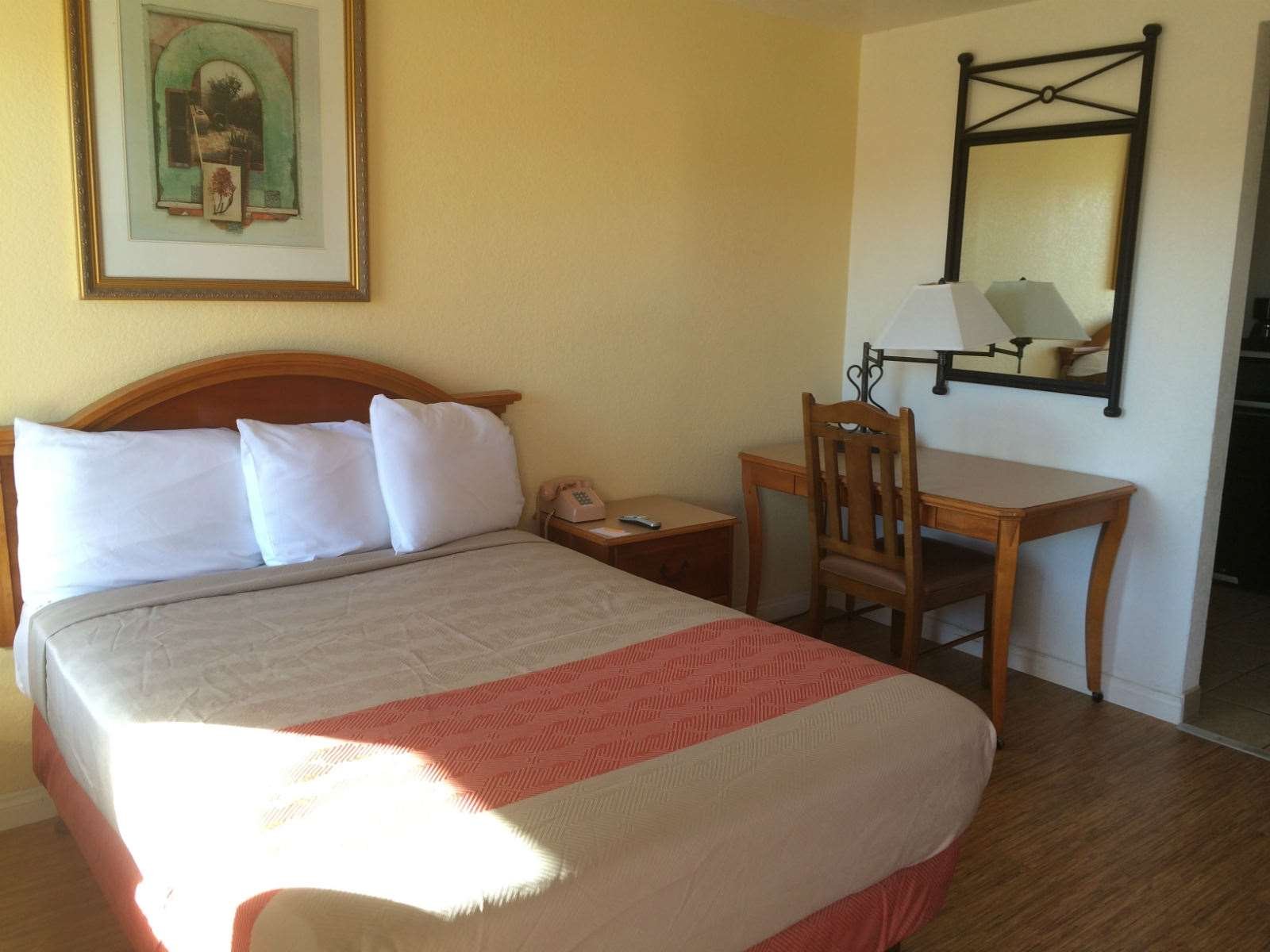 Vagabond Inn - Hemet-guestroom-Hemet Double.jpg