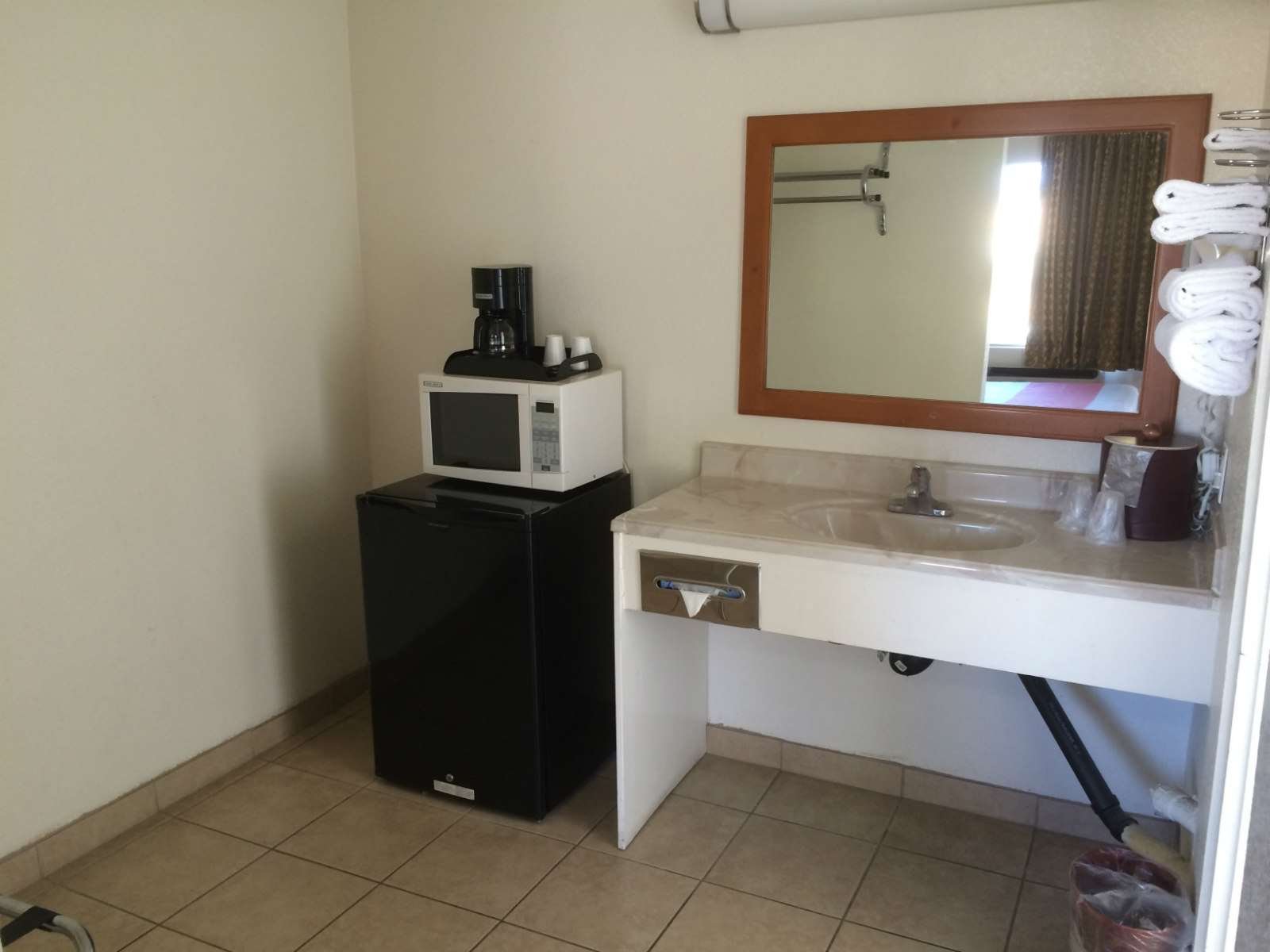 Vagabond Inn - Hemet-guestroom-Hemet Bathroom.jpg