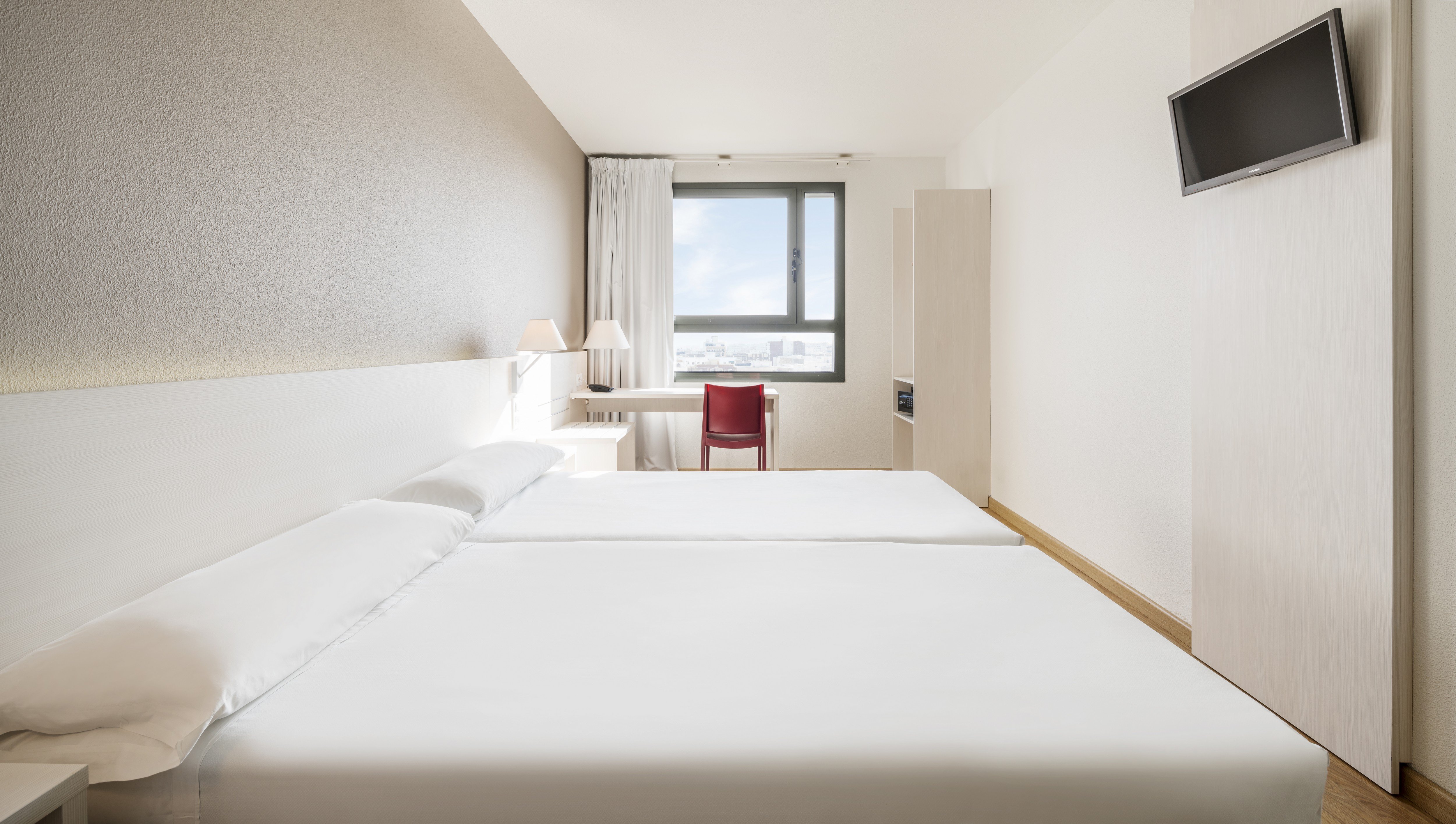 ILUNION VALENCIA 3-guestroom-Standard Twin Free Wifi.jpg