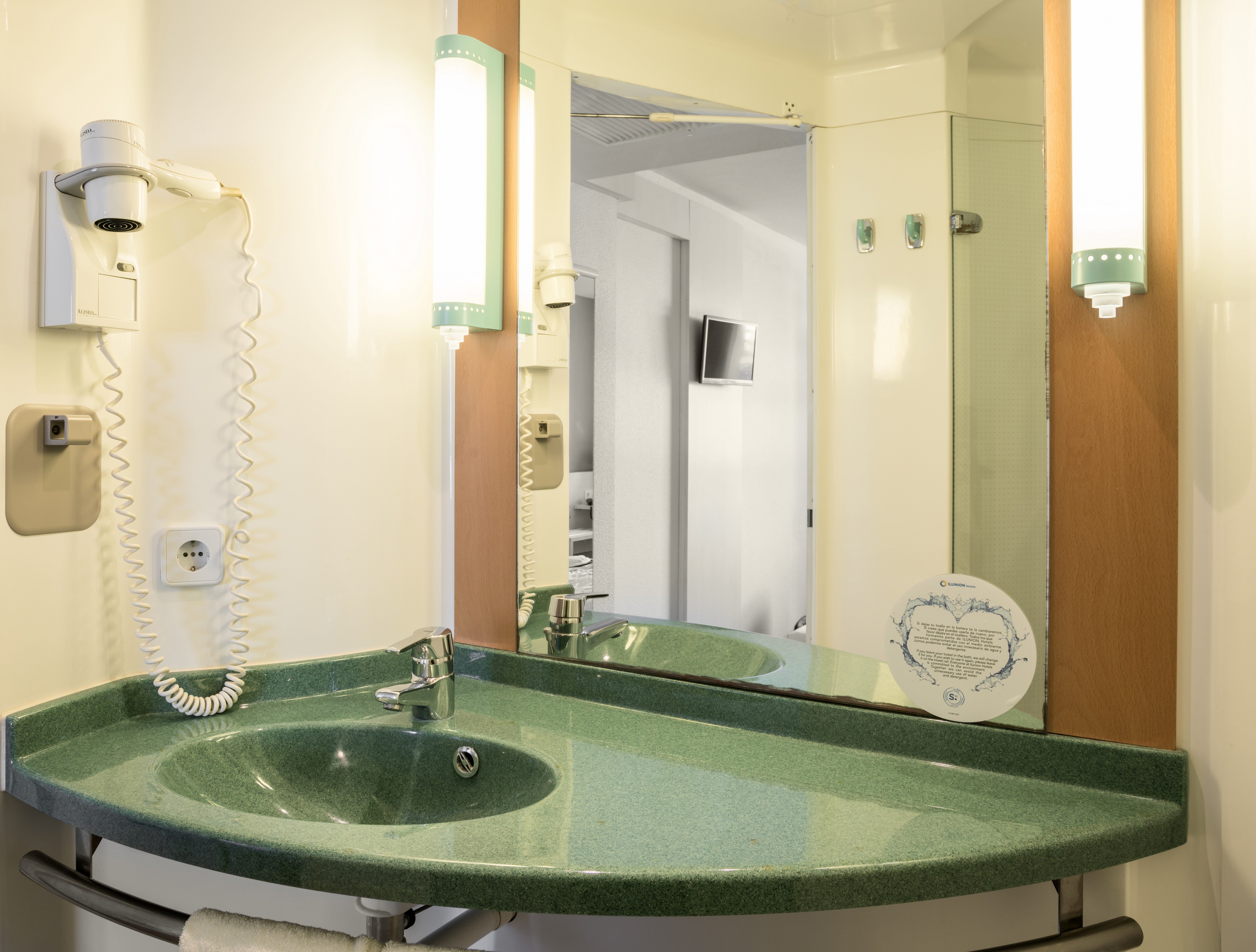 ILUNION VALENCIA 3-guestroom-Bathroom.jpg