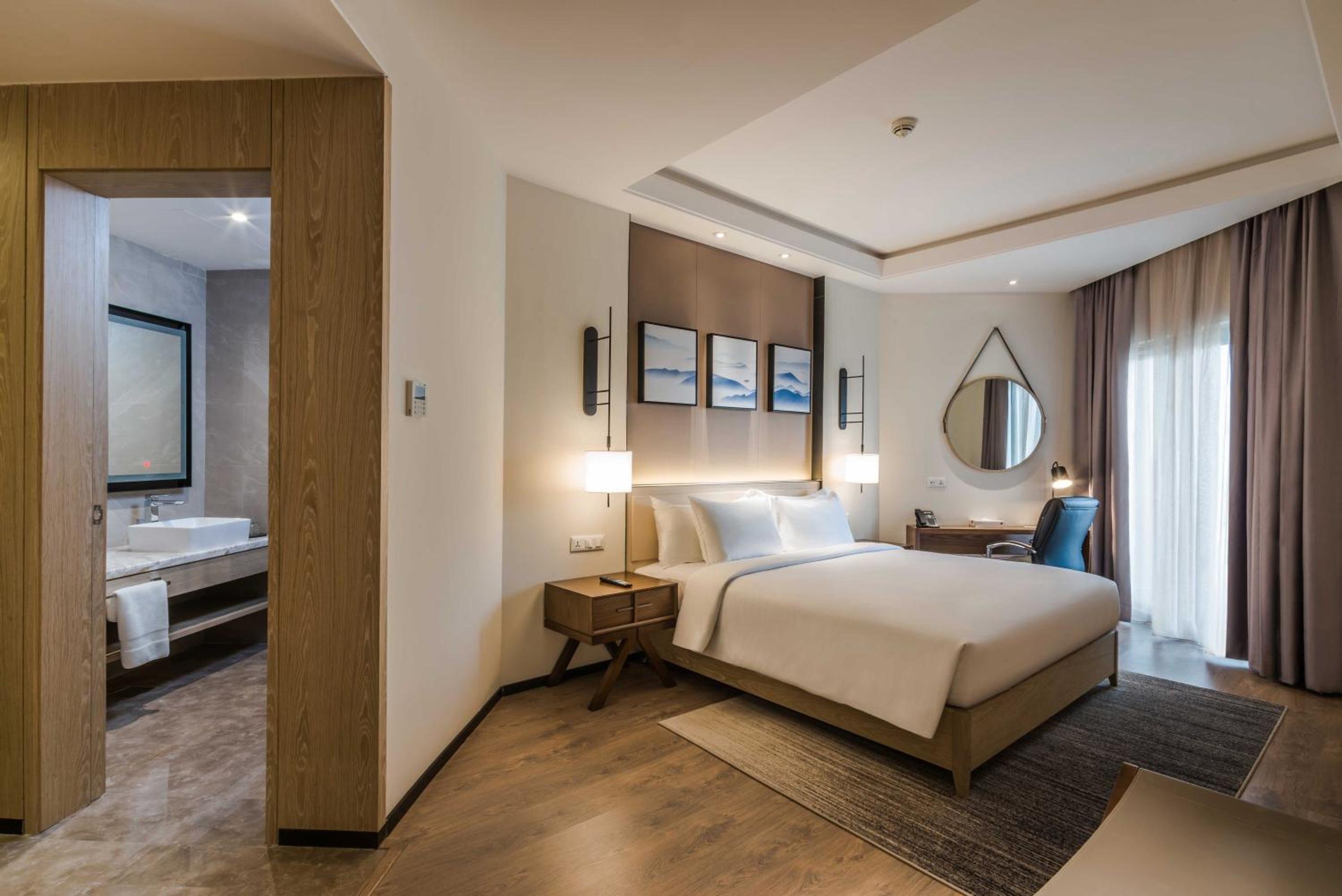 Aber Al Takhsussi-guestroom-Delux Room King.jpg