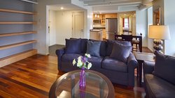  - Grand Eastonian Suites Hotel Easton