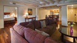  - Grand Eastonian Suites Hotel Easton