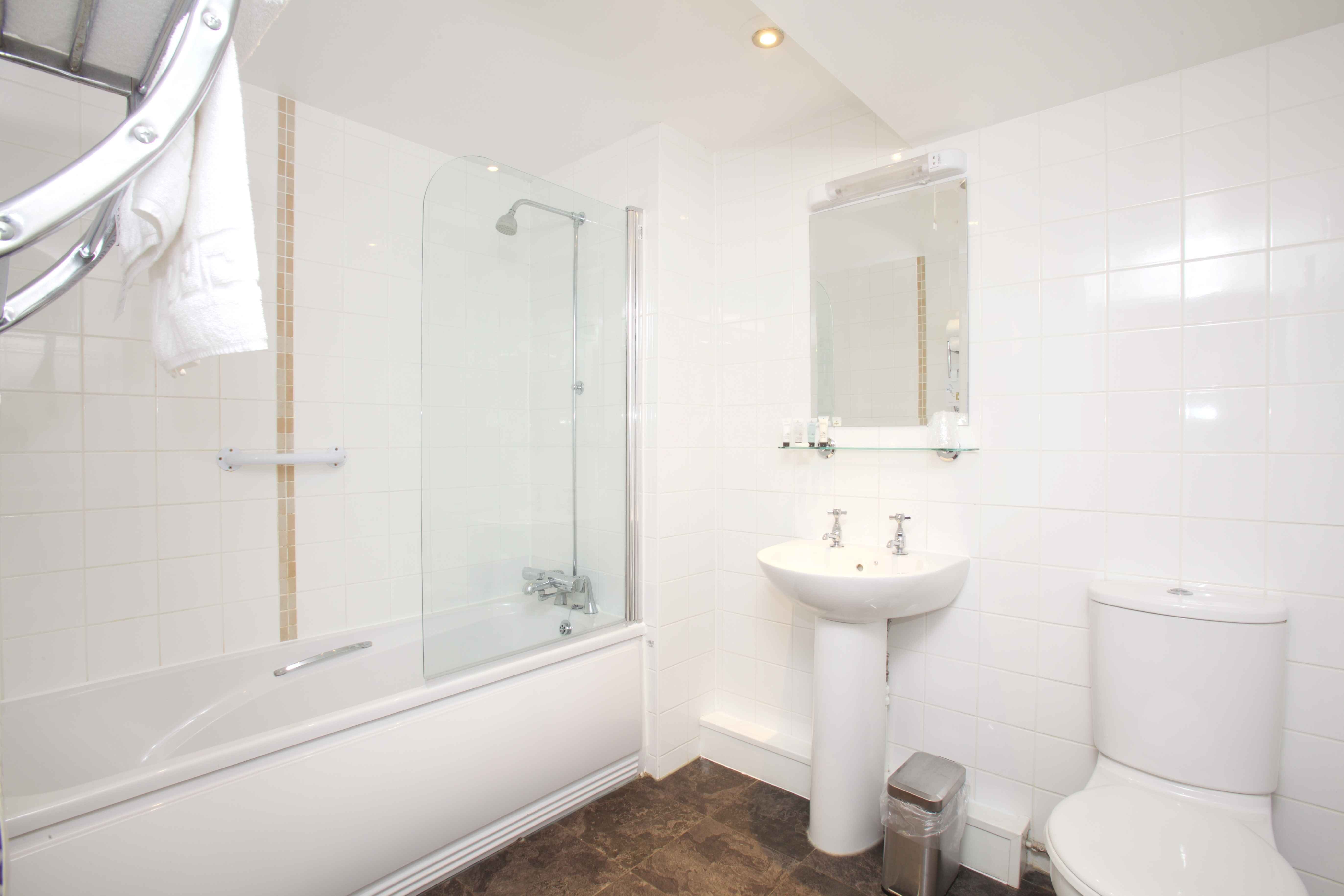 FISHERMANS COT MARSTONS INNS-guestroom-Family Bathroom.jpg