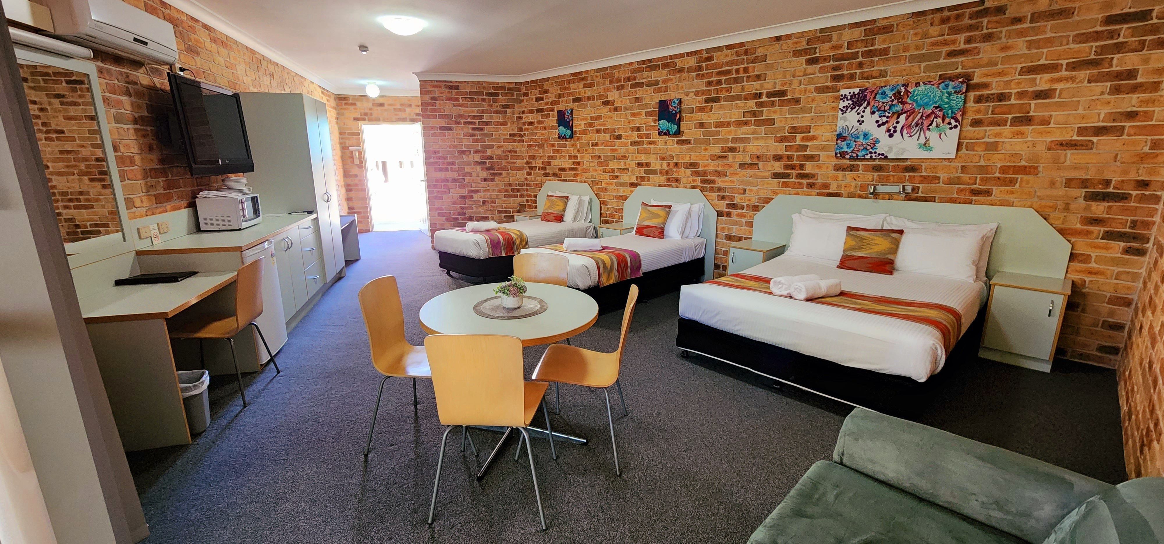 GOLF CLUB MOTOR INN WINGHAM-guestroom-Family Room.jpg