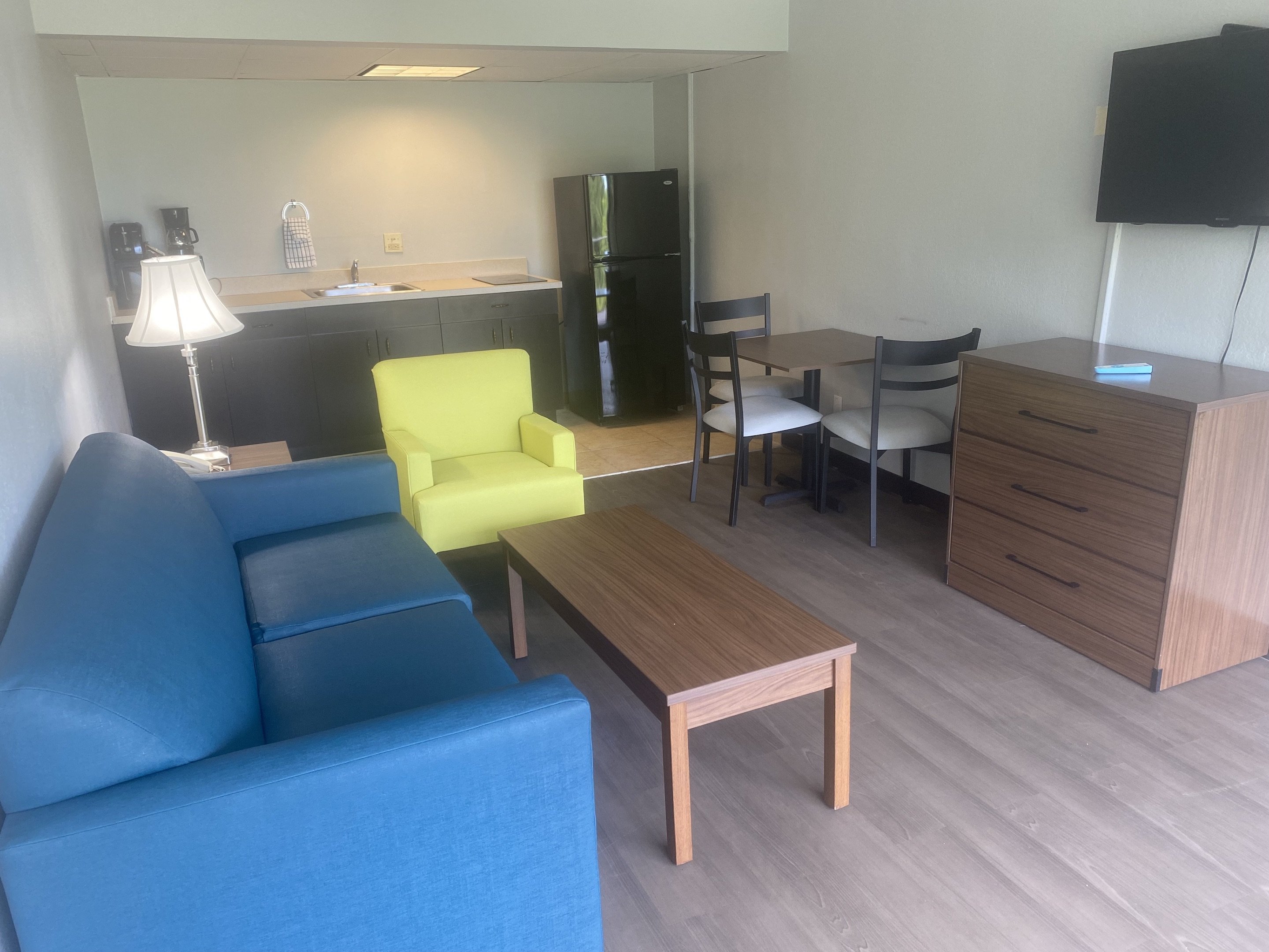 HOMETOWNE STUDIOS VERO BEACH - I-95-guestroom-Kitchenette.jpg