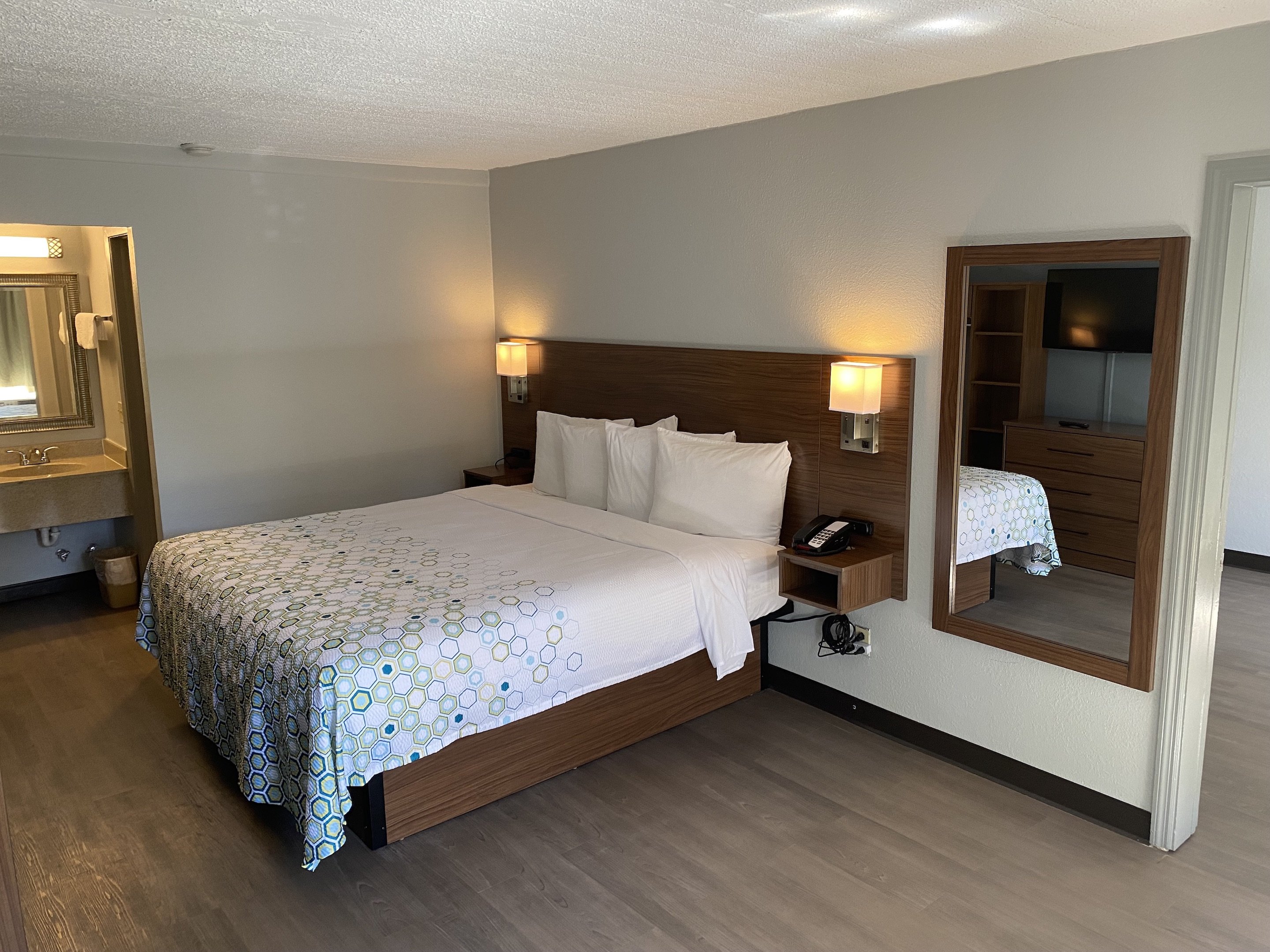 HOMETOWNE STUDIOS VERO BEACH - I-95-guestroom-King.jpg