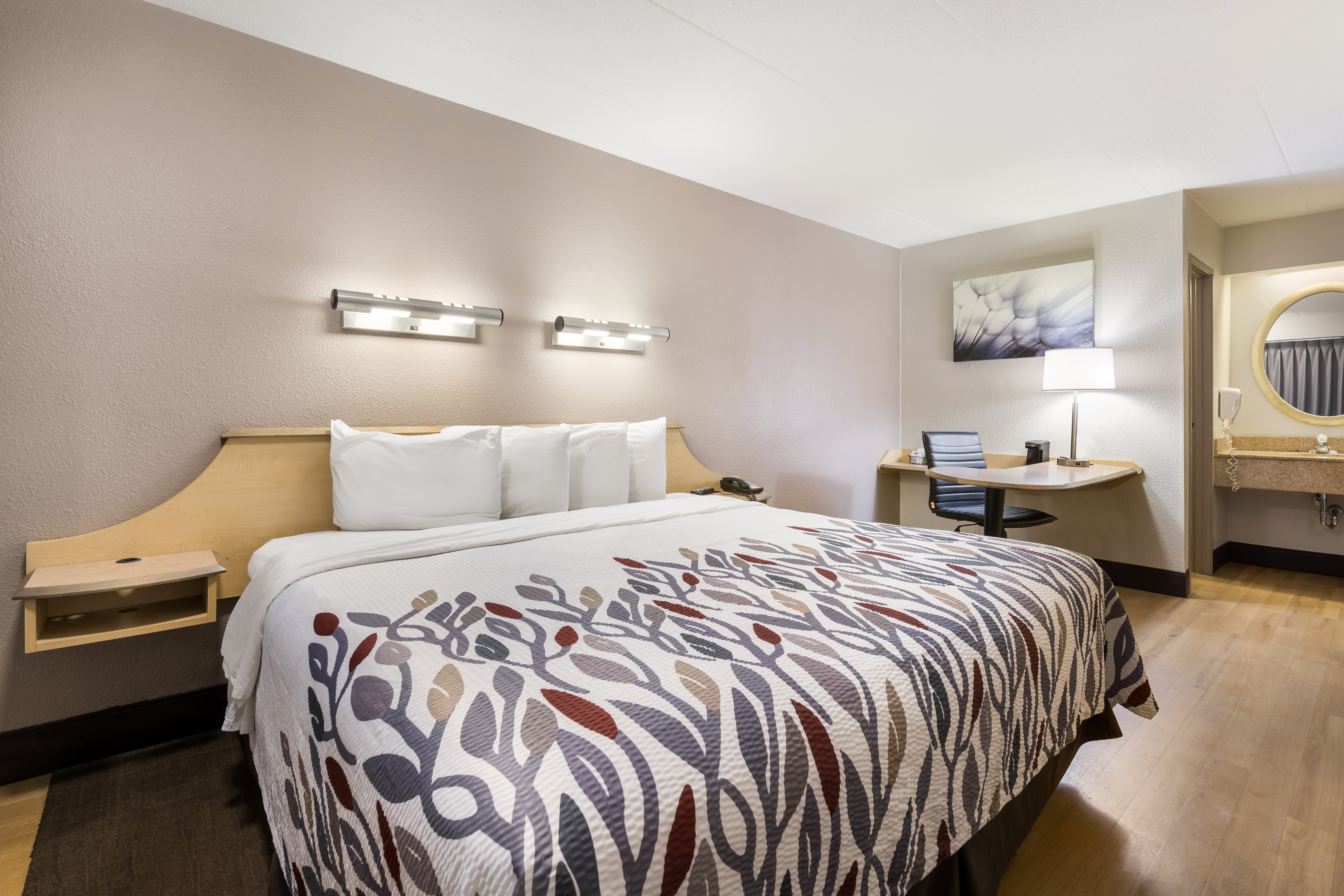 RED ROOF ROCKFORD EAST - CASINO DIS-guestroom-Superior King.jpg