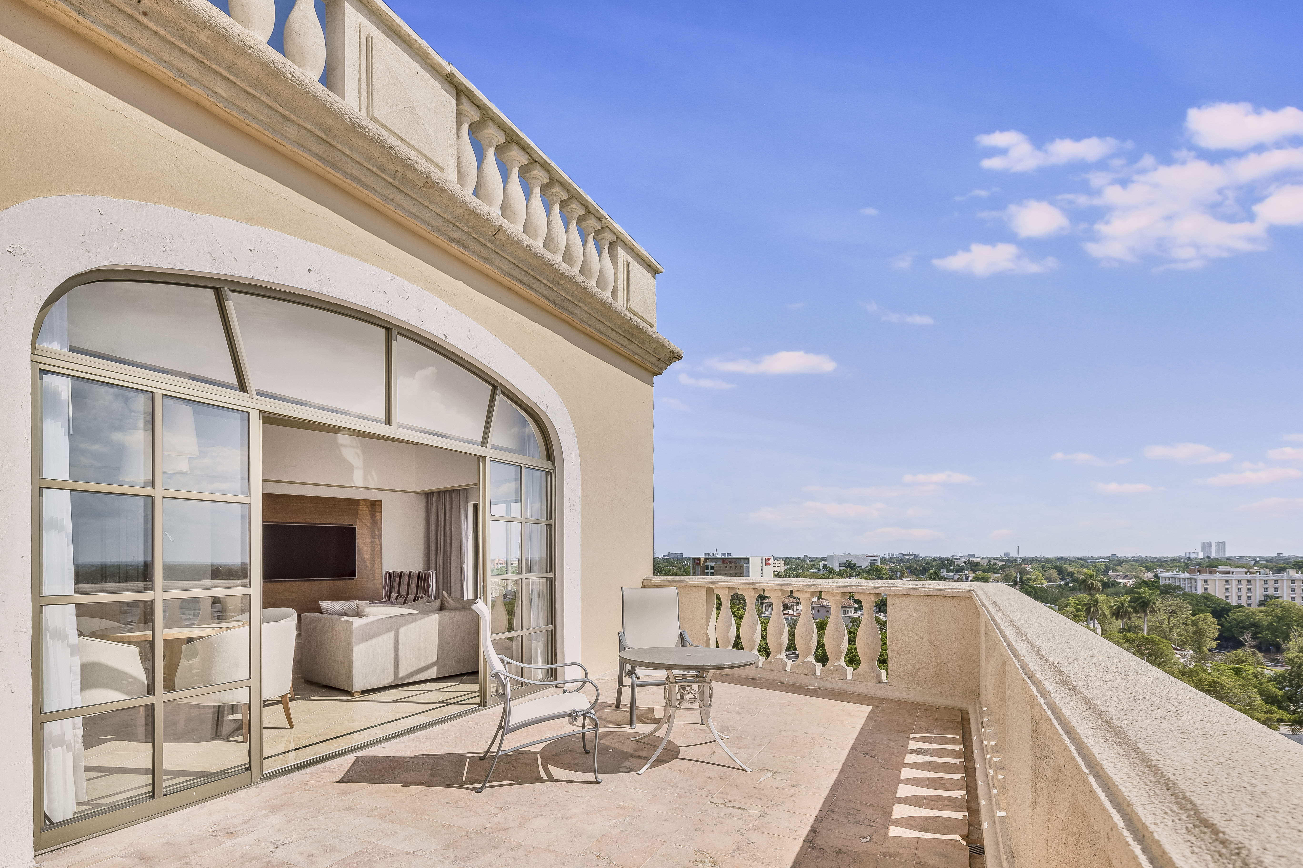FIESTA AMERICANA MERIDA-guestroom-Balcon Suite Gobernador.jpg