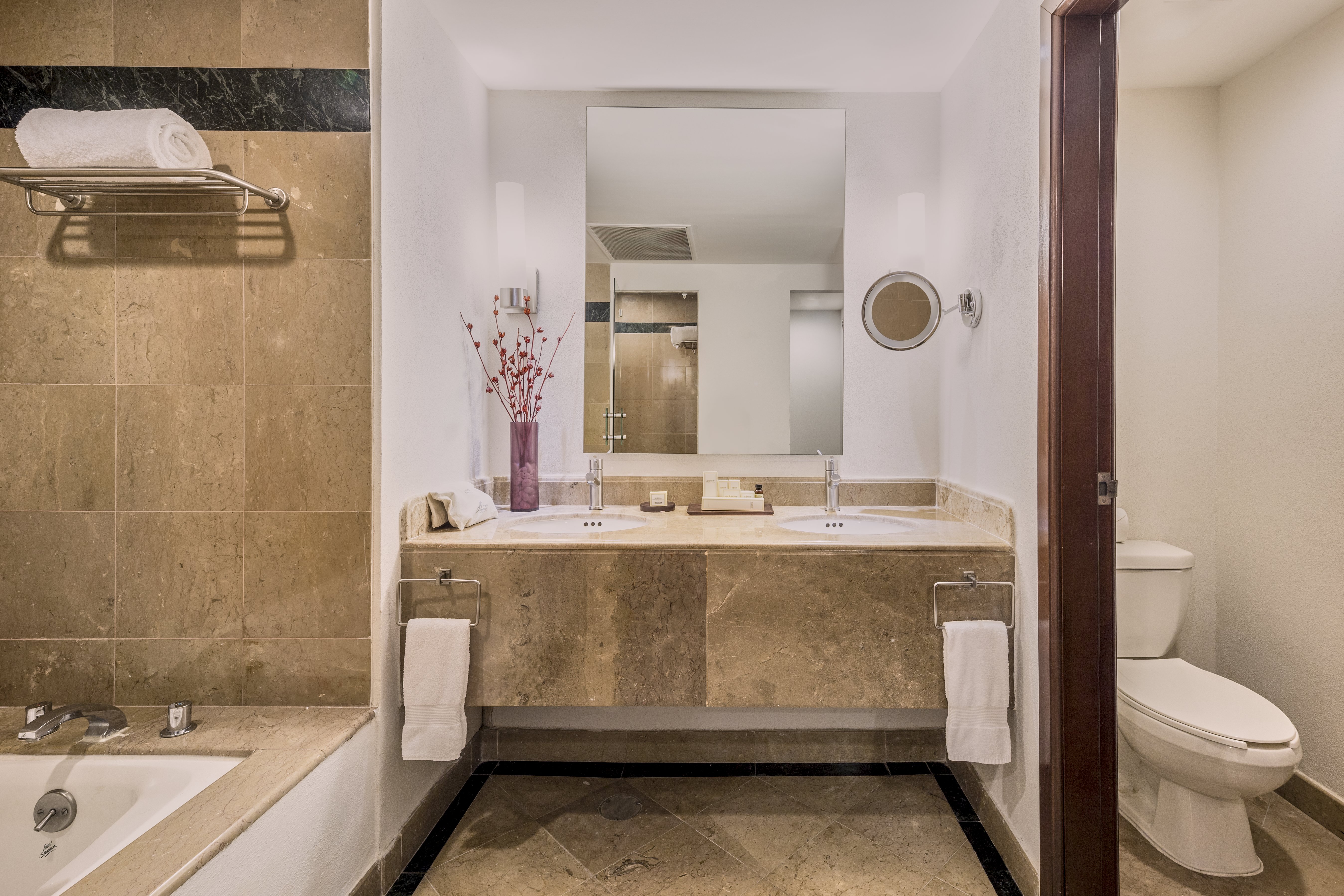 FIESTA AMERICANA MERIDA-guestroom-Suite Gobernador_Bathrom.jpg
