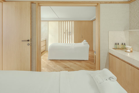 MAJESTIC HOTEL AND SPA - Photo 40