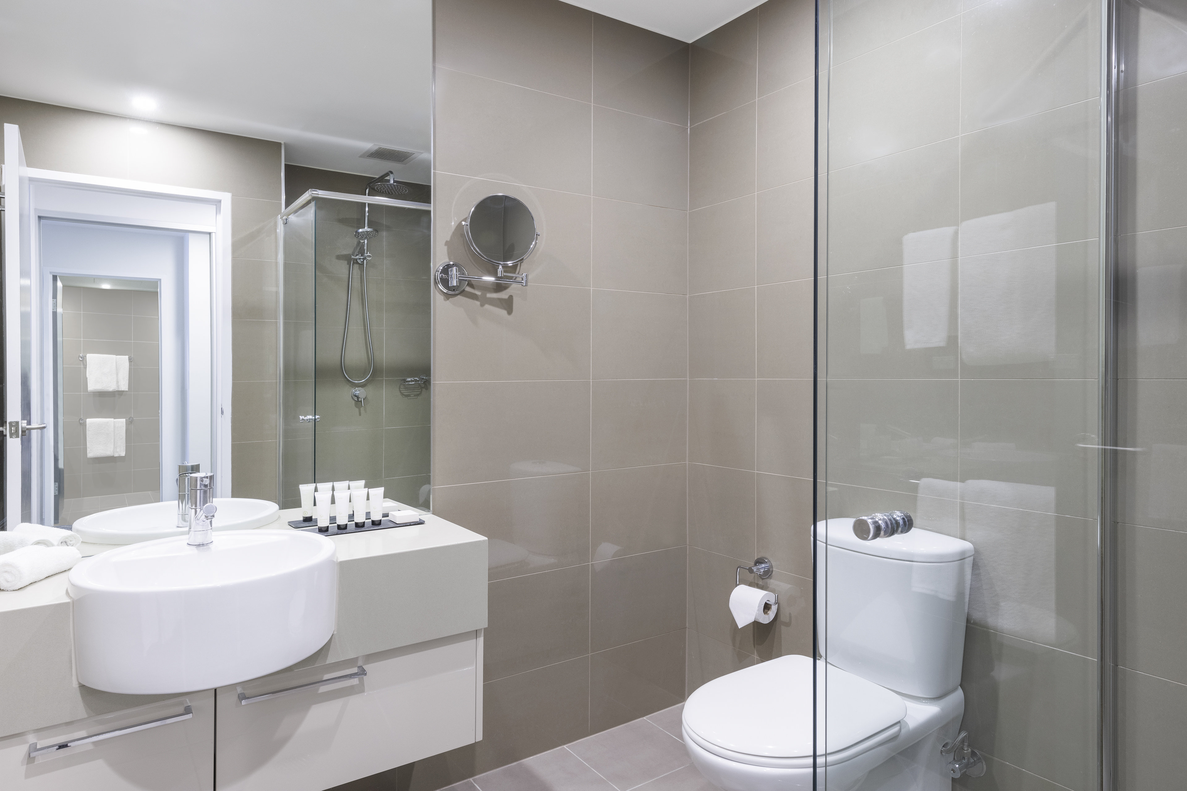 HOLIDAY INN SUITES BONDI JUNCTION B-guestroom-Standard Room - Bathroom.jpg