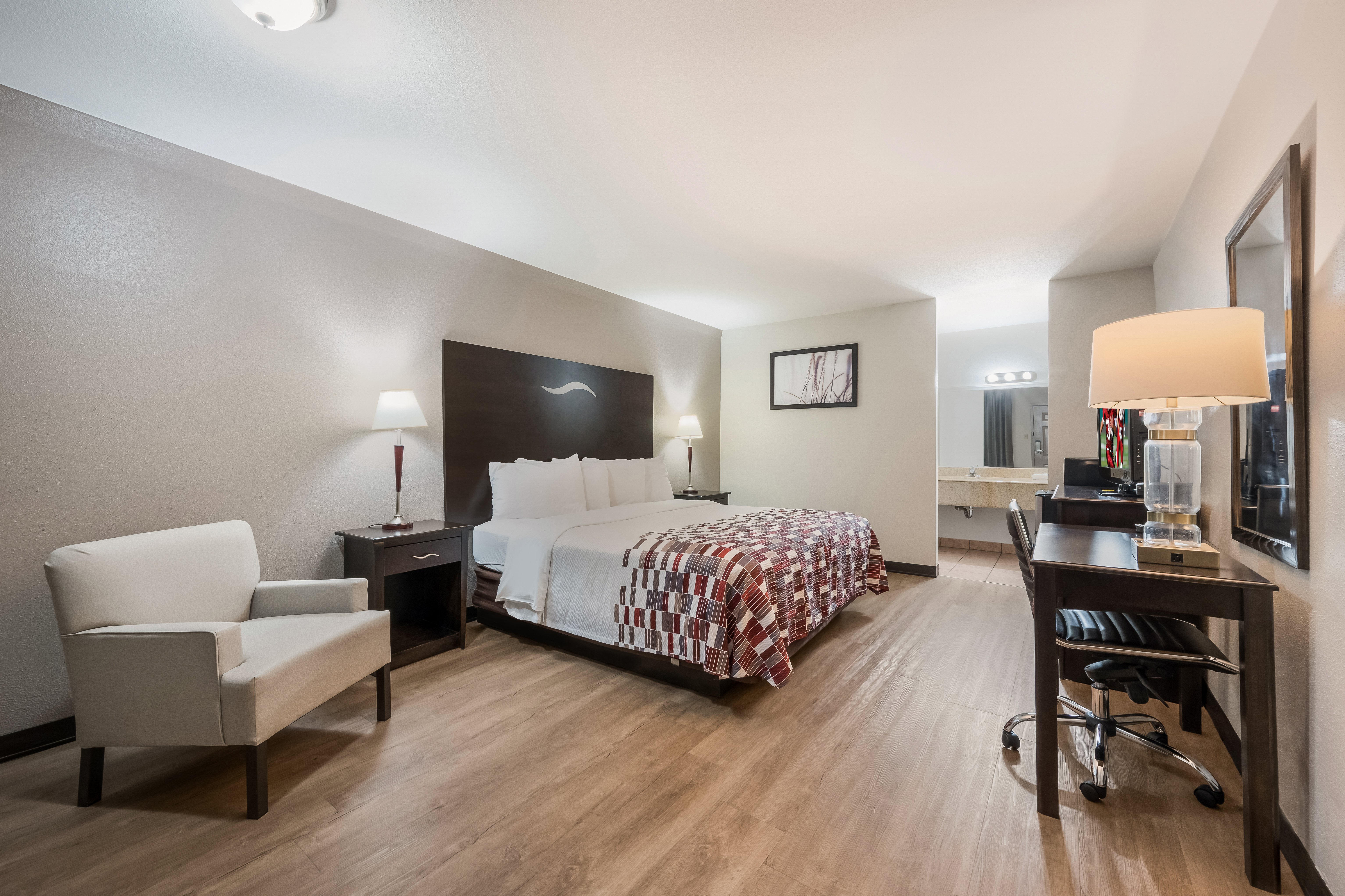 RED ROOF COLLEGE STATION-guestroom-Deluxe King.jpg