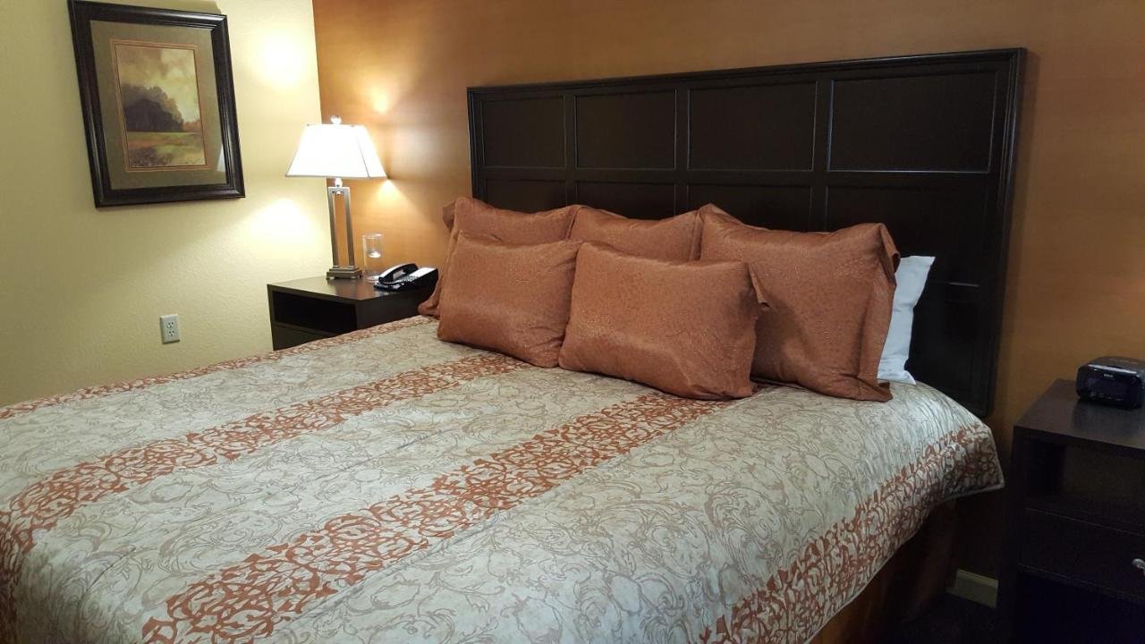 THE COLONIES AT WILLIAMSBURG-guestroom-Guest Room.jpg