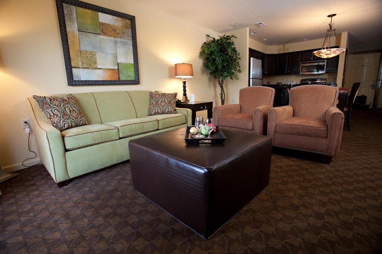THE COLONIES AT WILLIAMSBURG-guestroom-Living area.jpg