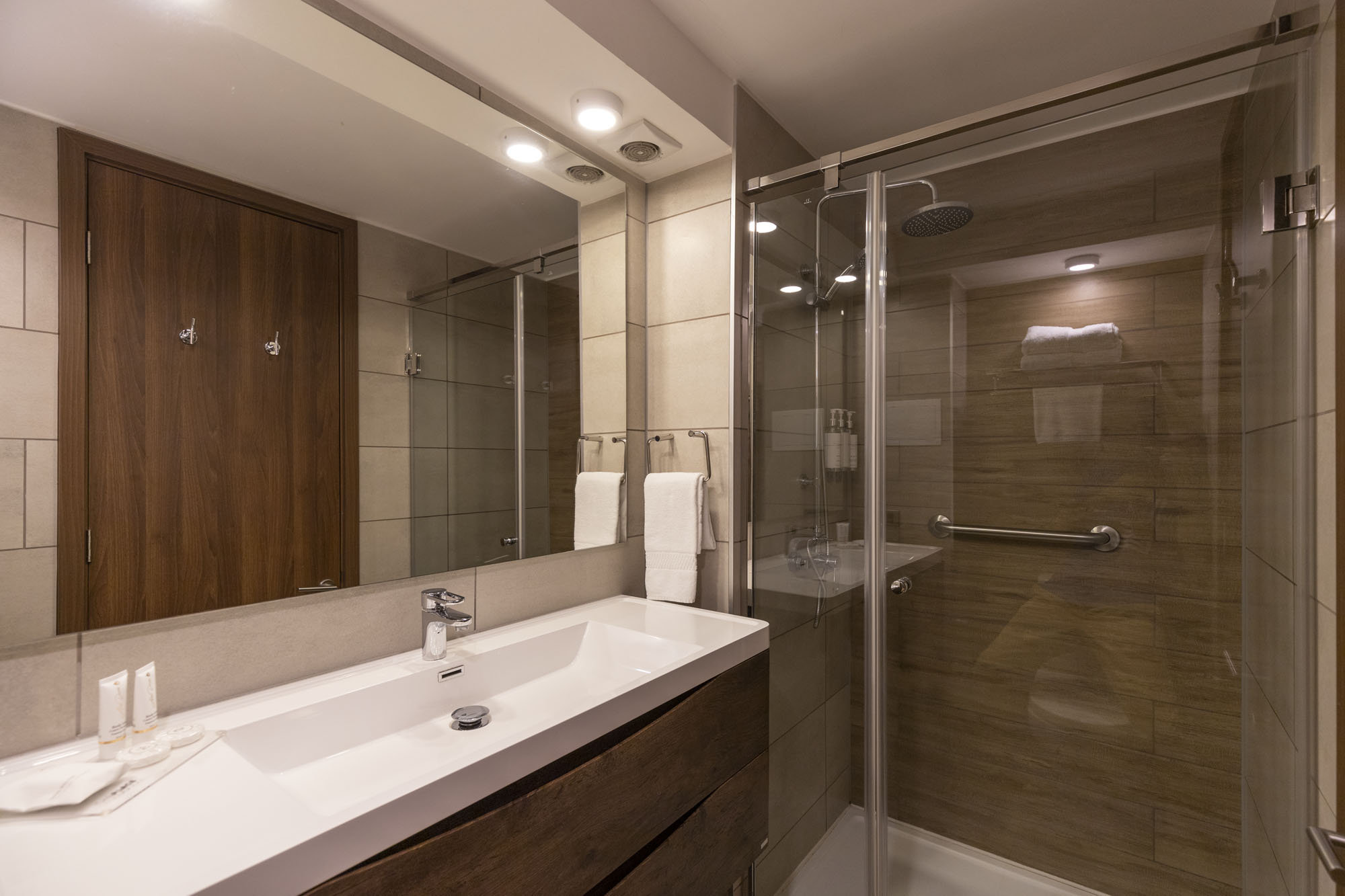THE PLACE LIVE AND MEET-guestroom-Bathroom.jpg