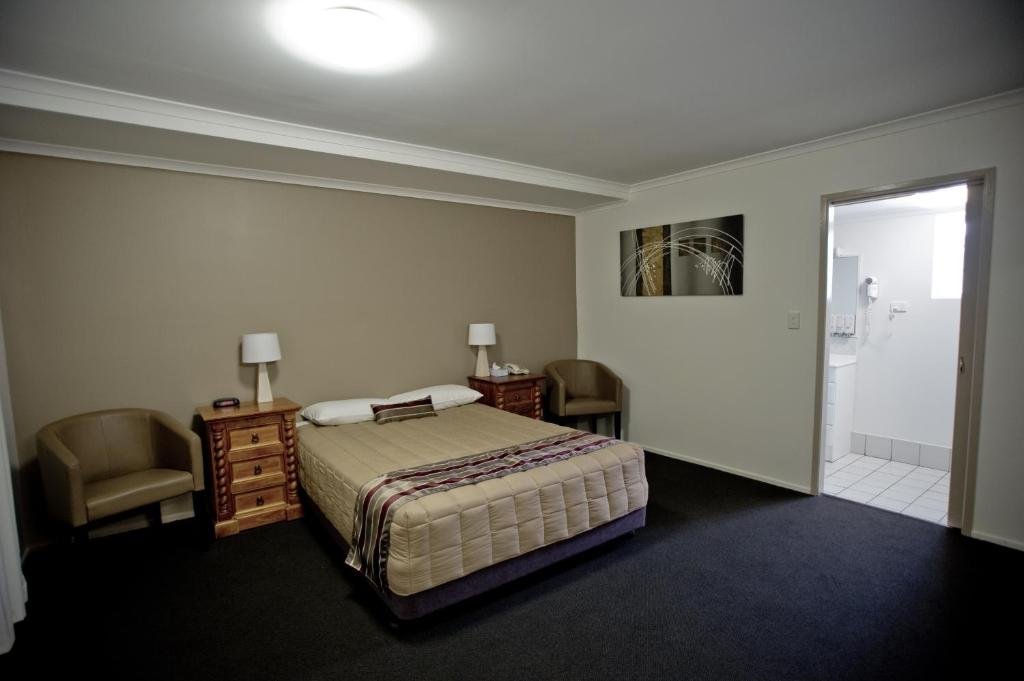 Centrepoint Motor Inn-guestroom-Executive Queen Room.jpg