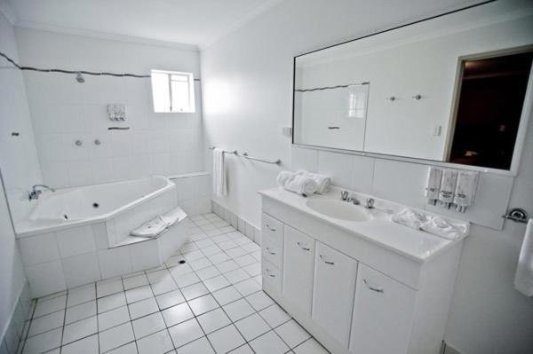 Centrepoint Motor Inn-guestroom-Bathroom.jpg