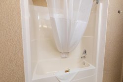  - Redwood Inn & Suites Clairmont