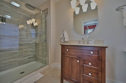 Tom Quick Inn-guestroom-Standard Queen Bathroom.jpg