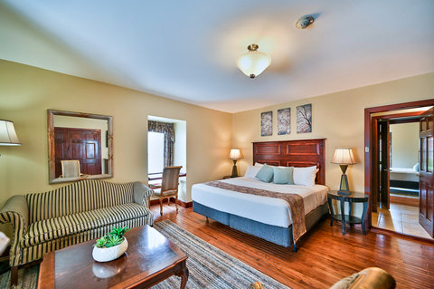 Tom Quick Inn-guestroom-Deluxe King Suite.jpg