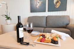  - La Jolla Shores Hotel