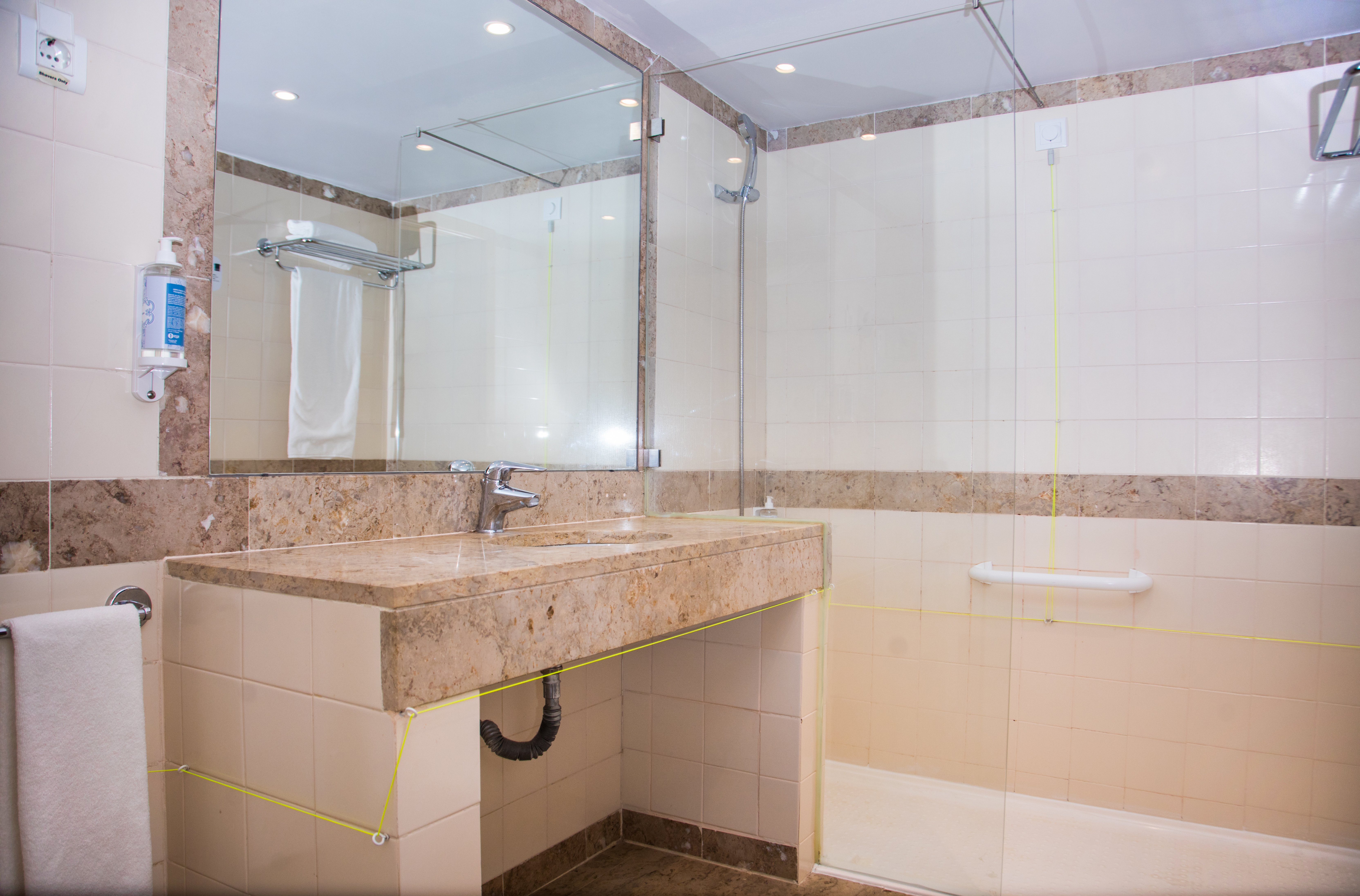 B&B HOTEL SADO SETUBAL-guestroom-BATHROOM.jpg
