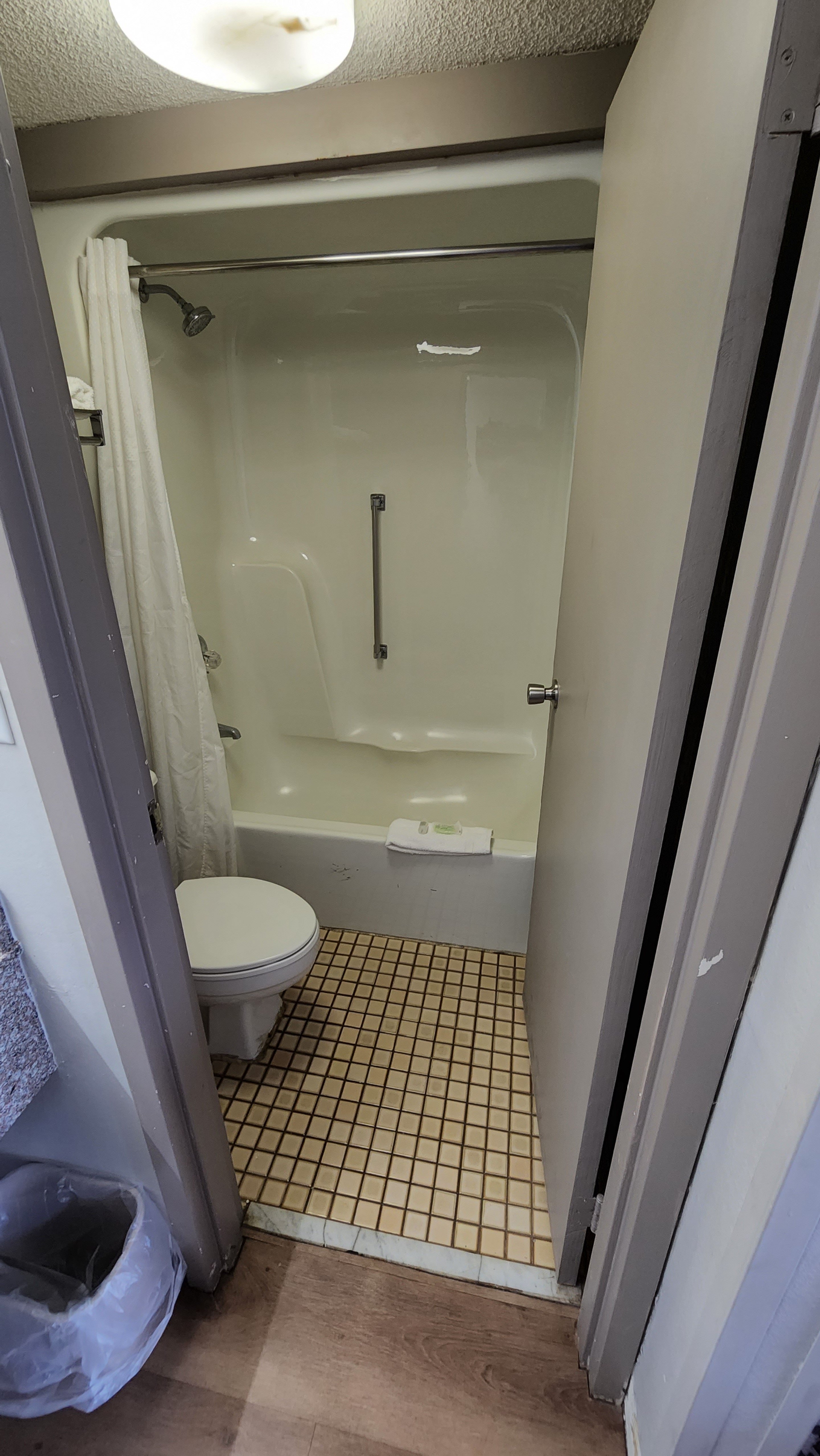 RED ROOF PERRY-guestroom-Bath.jpg