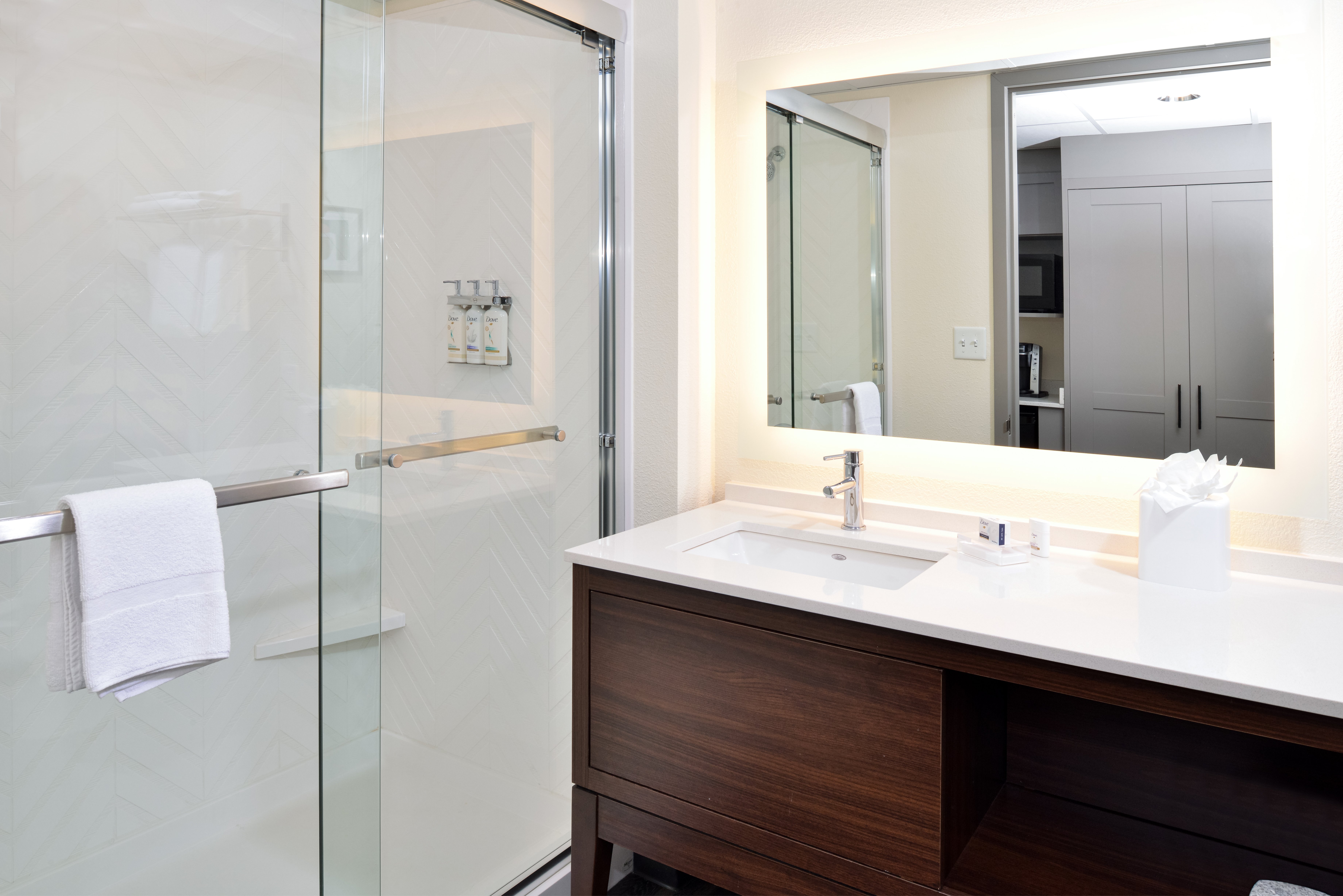 HOLIDAY INN HTL STE OVERLAND BY IHG-guestroom-King Suit Bathrooms.jpg