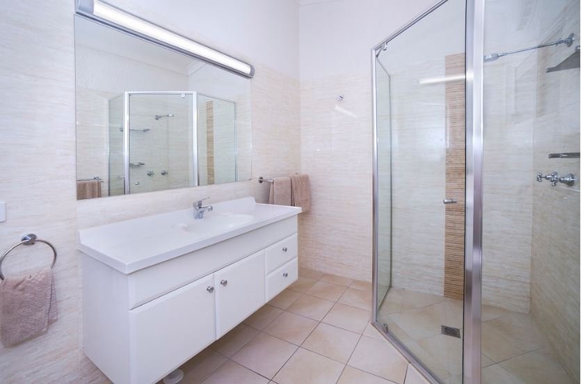 BOULEVARDE MOTOR INN-guestroom-BATHROOM.jpg