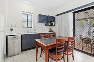 COFFEE HOUSE APARTMENT MOTEL-guestroom-One Bedroom Apartment Kitchen.jpg