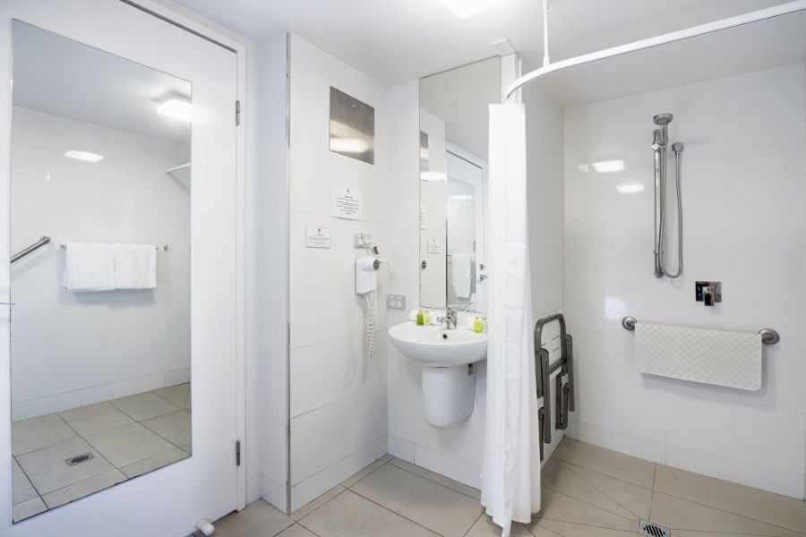 CITY GOLF CLUB MOTEL-guestroom-Easy Access Bathroom.jpg