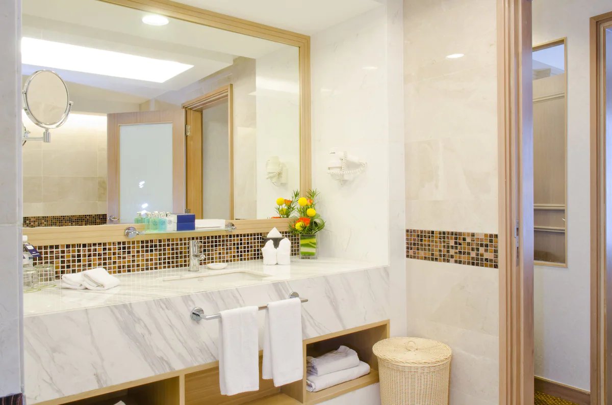ROYALE CHULAN PENANG-guestroom-Luxury Bathroom.jpg