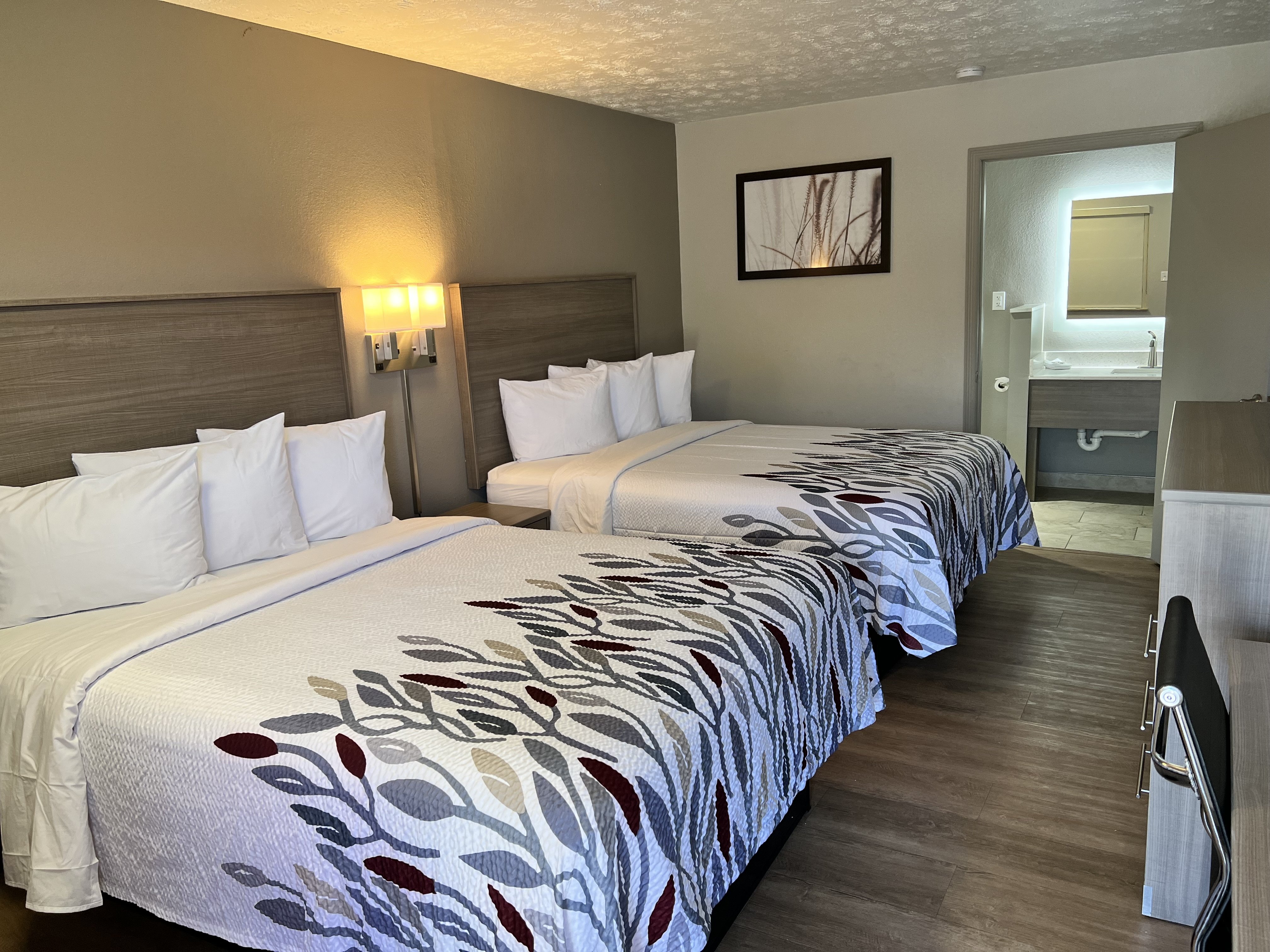 RED ROOF GEORGETOWN KY-guestroom-Deluxe Queens.jpg