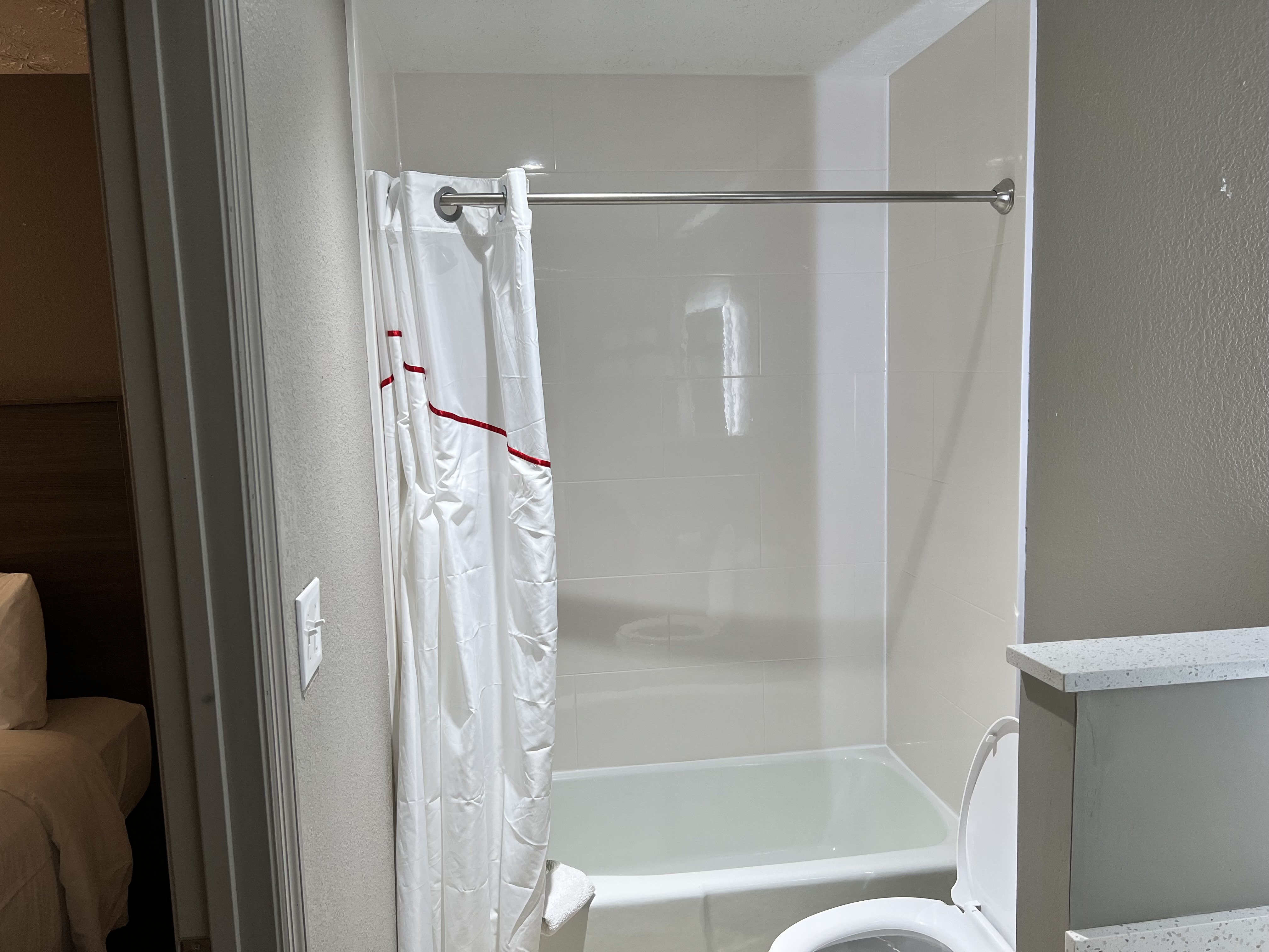 RED ROOF GEORGETOWN KY-guestroom-Shower.jpg