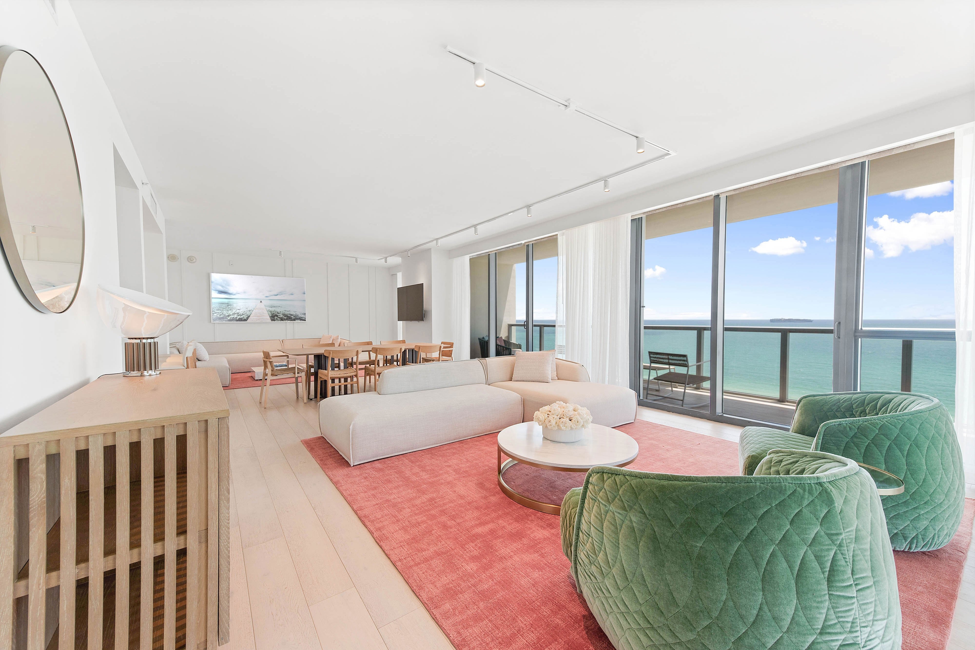 E-Wow Oceanfront Suite - Living Room