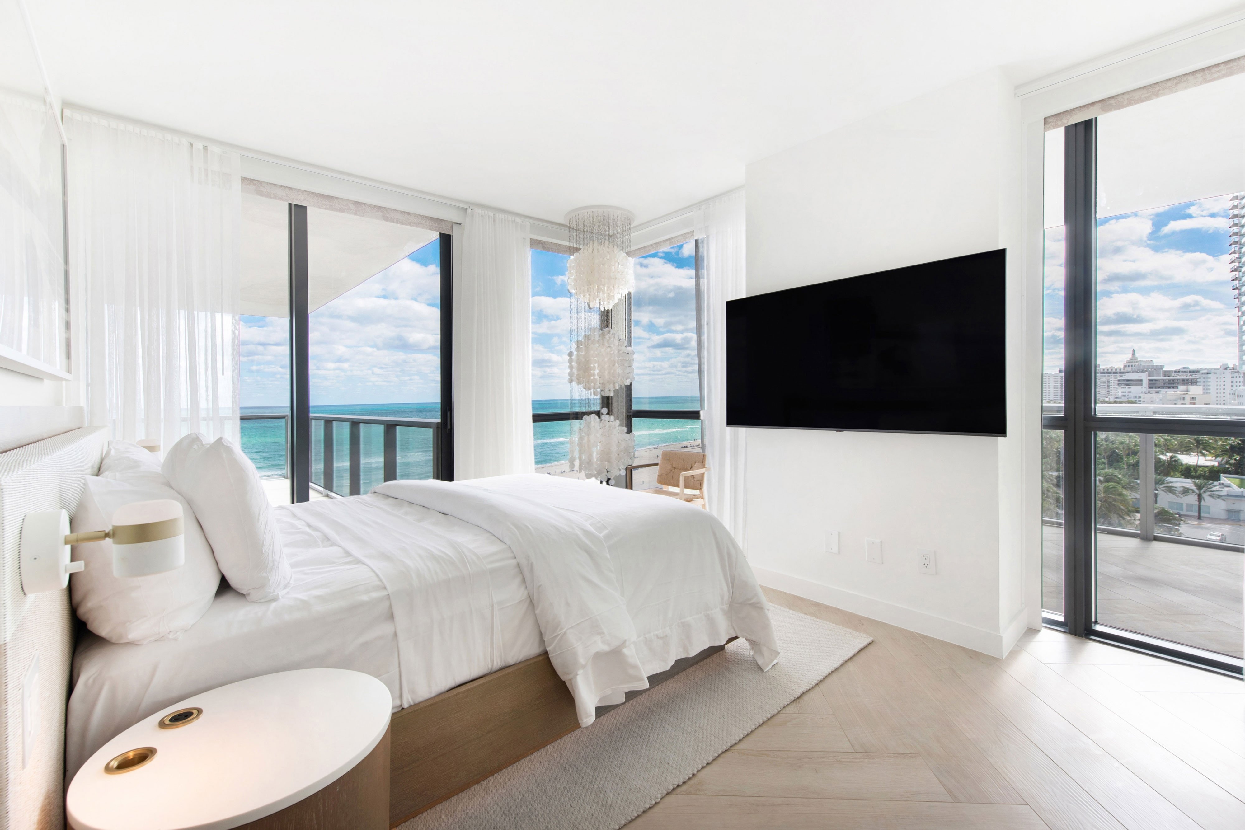 WOW Oceanfront Two-Bedroom Suite - Bedroom